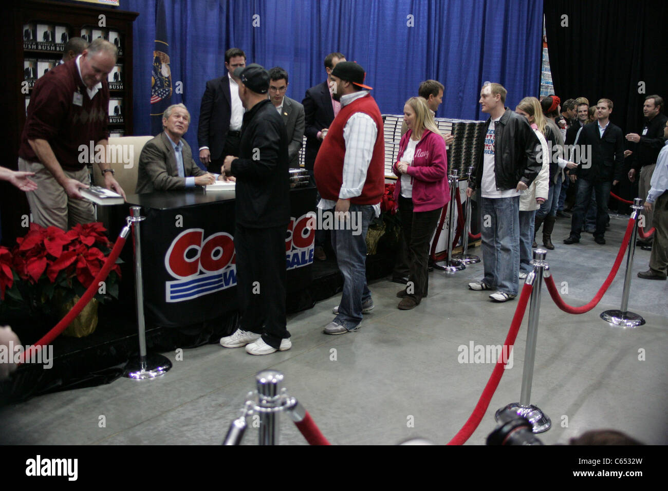 Der ehemalige Präsident George W. Bush bei einem öffentlichen Auftritt für George Bush Entscheidung weist Signierstunde, Costco, Sandy, UT November Stockfoto