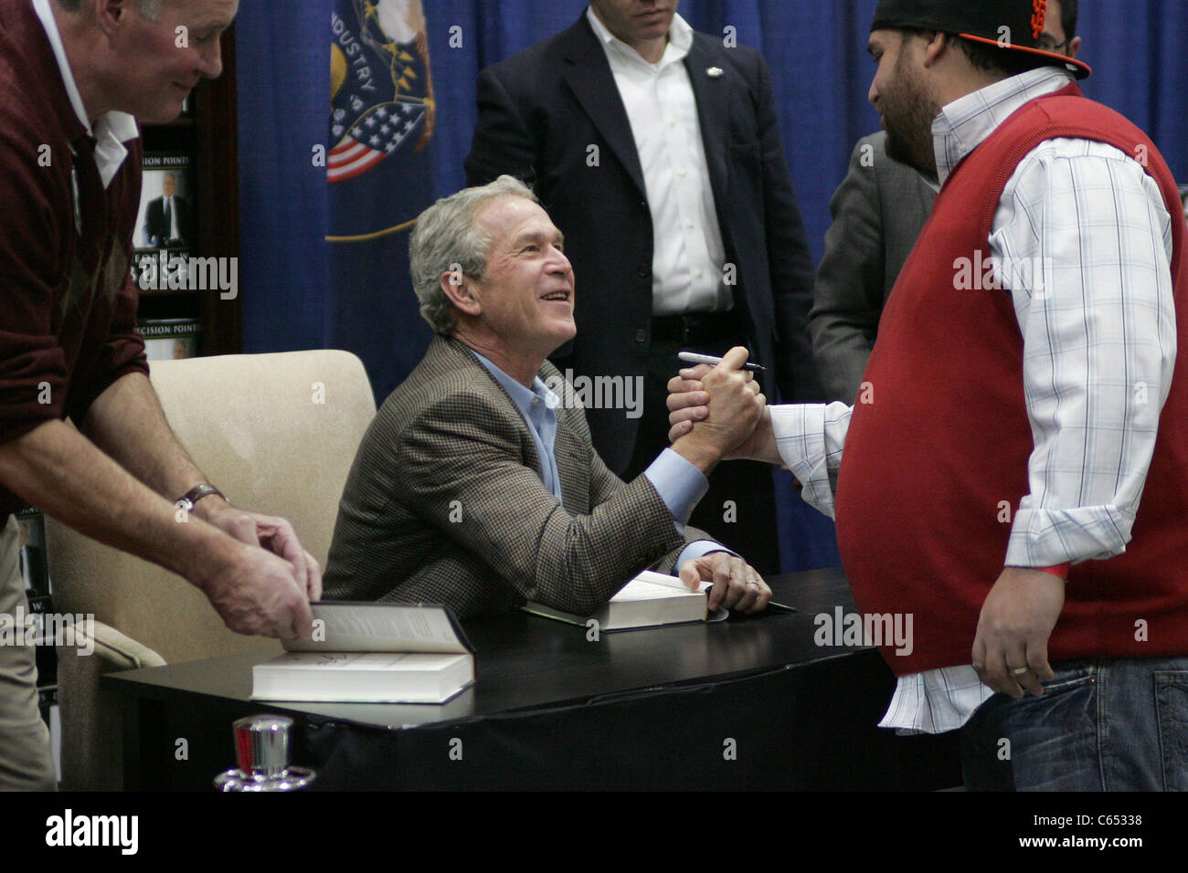 Der ehemalige Präsident George W. Bush bei einem öffentlichen Auftritt für George Bush Entscheidung weist Signierstunde, Costco, Sandy, UT November Stockfoto