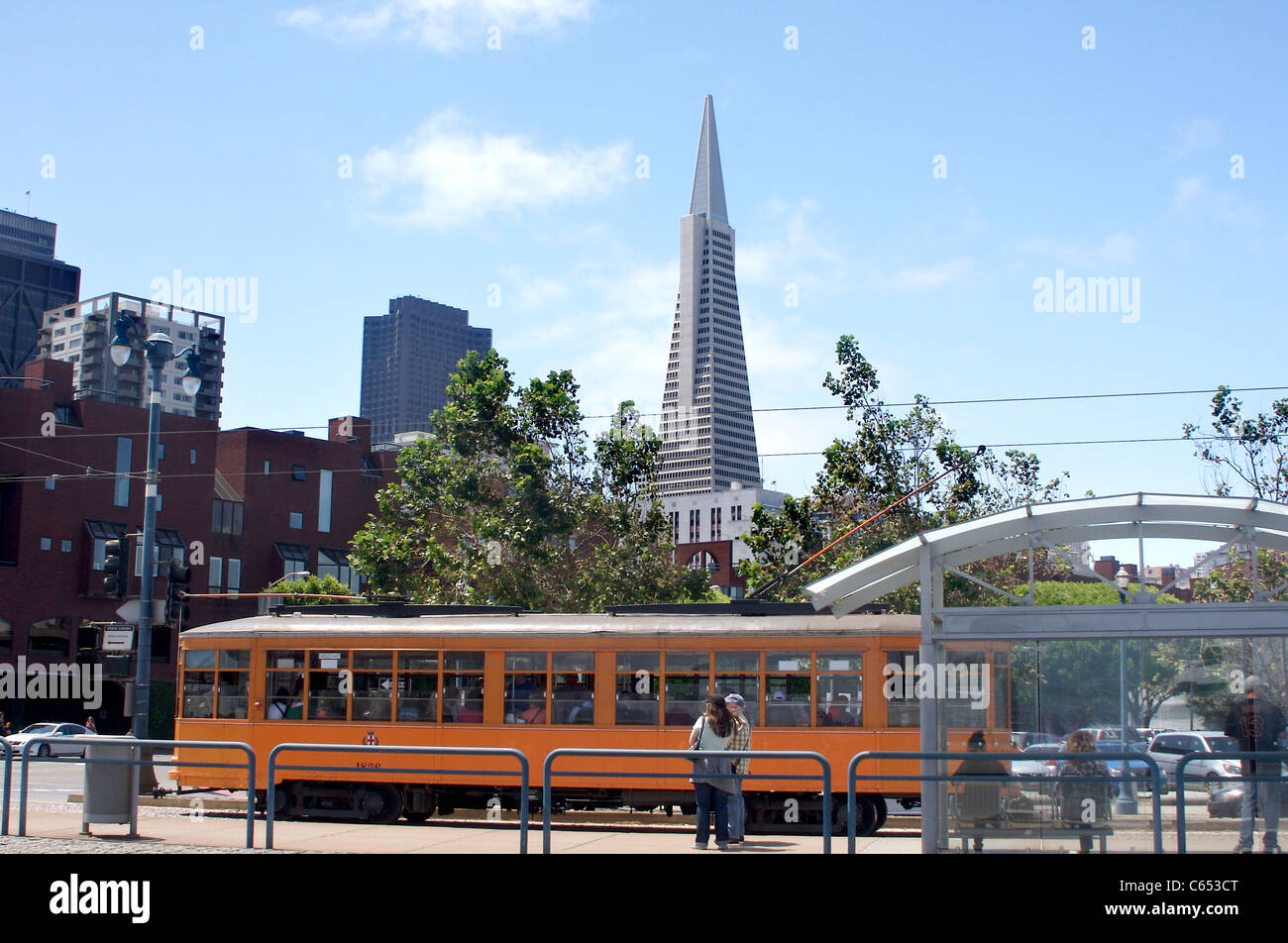 Eine historische Straßenbahn Haltestellen entlang dem Embarcadero in San Francisco mit der Transamerica Pyramide im Hintergrund Stockfoto