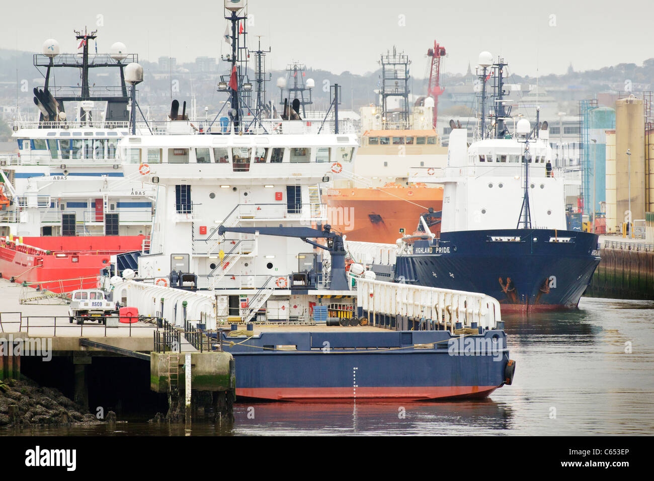 Öl-Bohrinsel Versorgungsschiffe in Aberdeen Docks auf den Nordosten von Schottland, der britischen Öl- und Gas-Hauptstadt Stockfoto