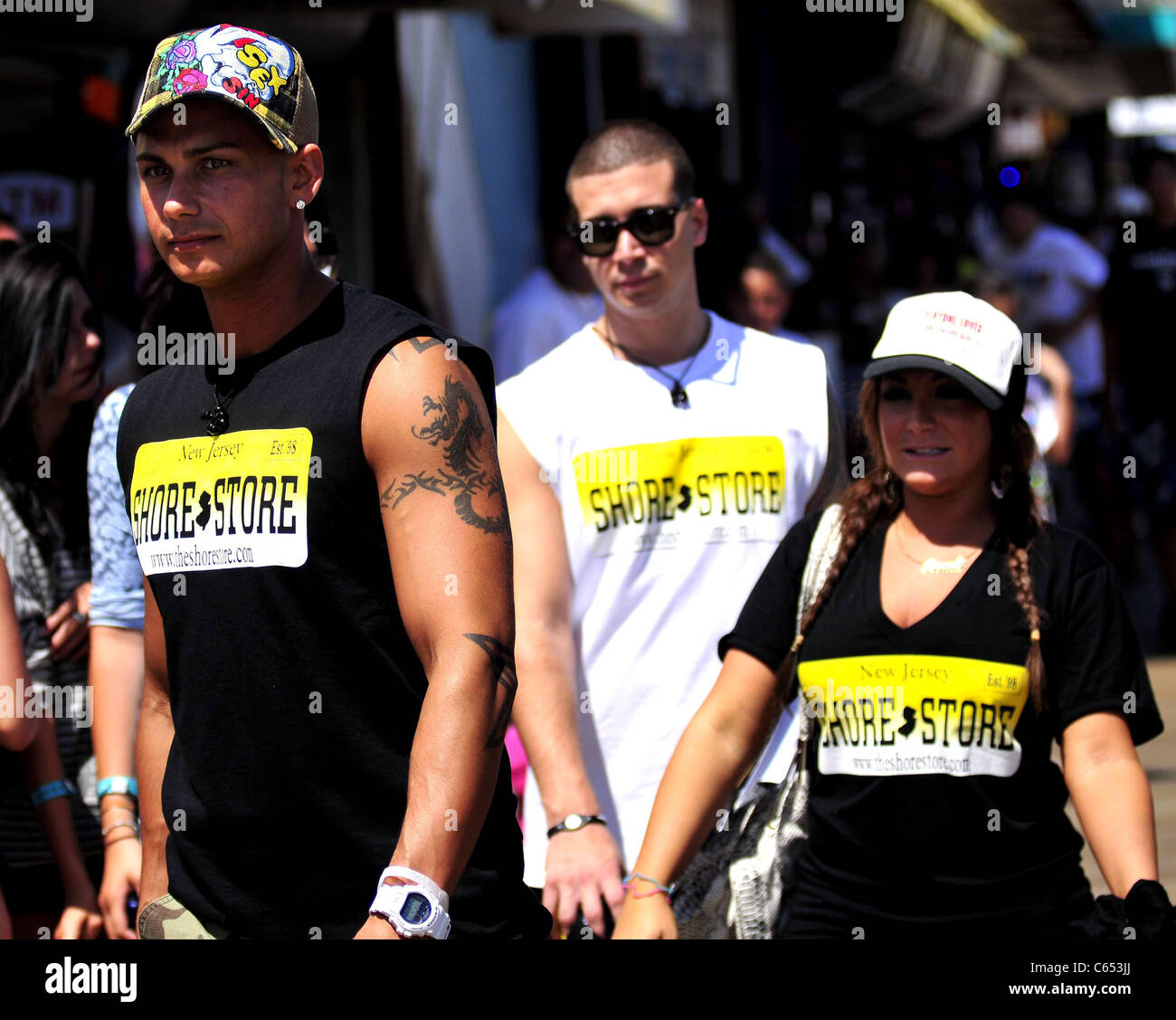 Paul DelVecchio (DJ Pauly D), Vinny Guadagnino, Deena Nicole Cortese auf der Promenade. unterwegs für JERSEY SHORE Staffel zwei Promi-Schnappschüsse - Fr, Seaside Heights, NJ 13. August 2010. Foto von: William D. Bird/Everett Collection Stockfoto