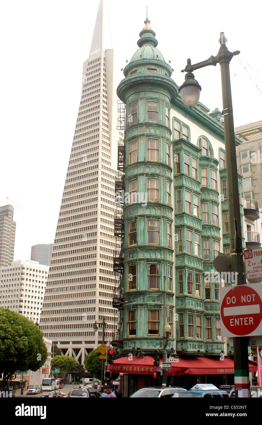 Columbus-Turm und Francis Ford Coppolas Zoetrope Cafe mit der Transamerica Pyramid Gebäude im Hintergrund Stockfoto