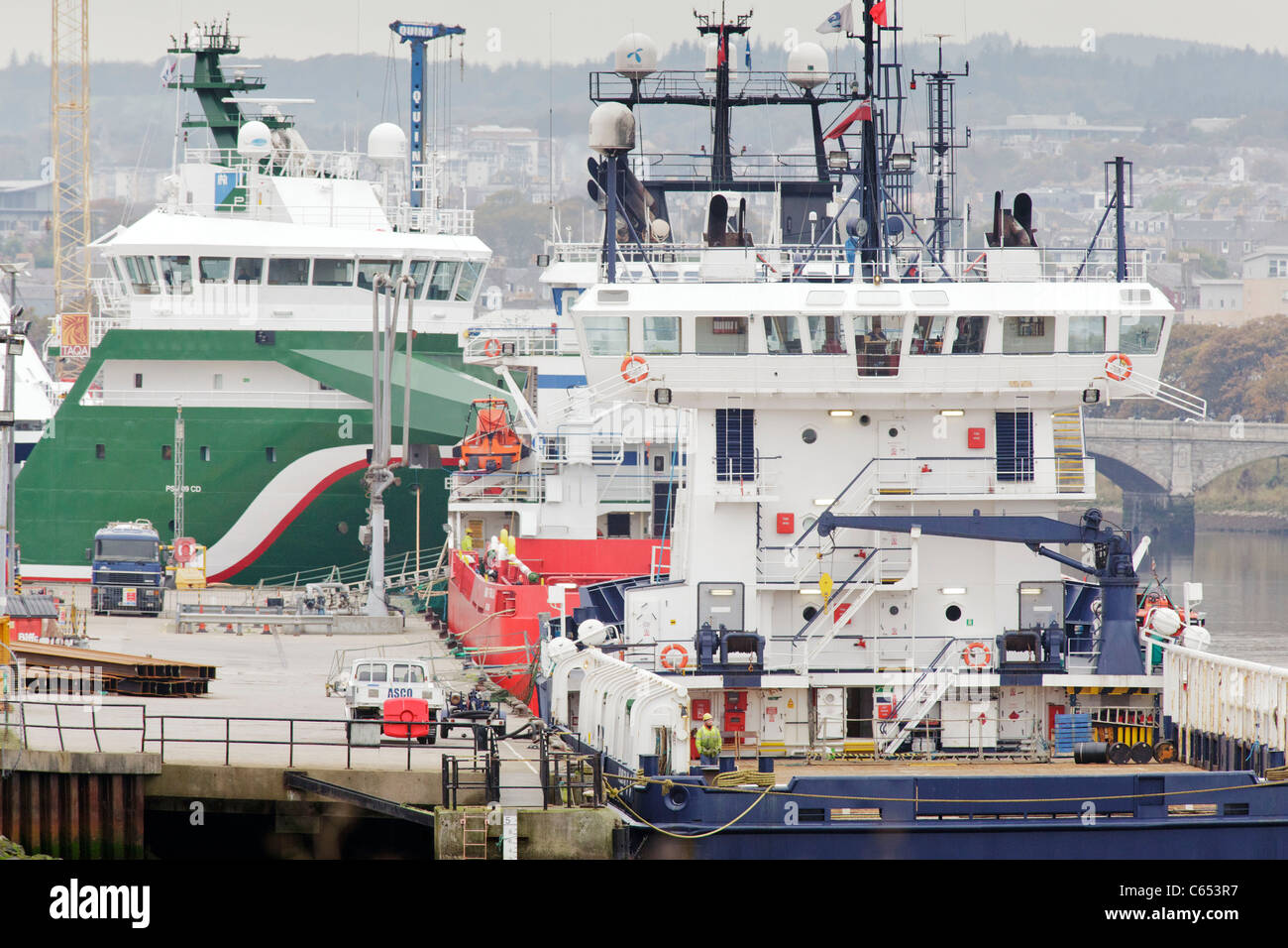 Öl-Bohrinsel Versorgungsschiffe in Aberdeen Docks auf den Nordosten von Schottland, der britischen Öl- und Gas-Hauptstadt Stockfoto