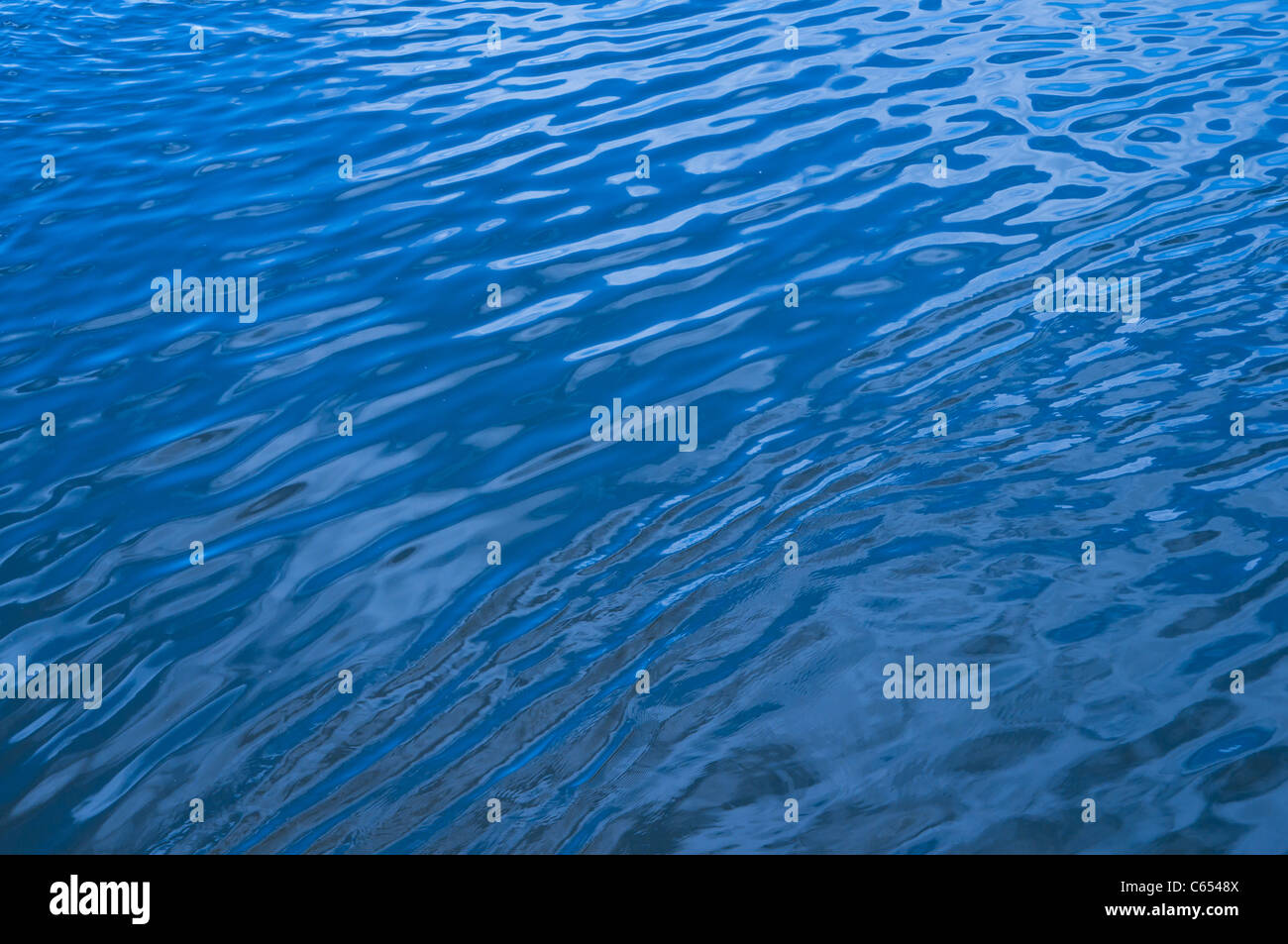 Blaue Wasser-Strömung Stockfoto