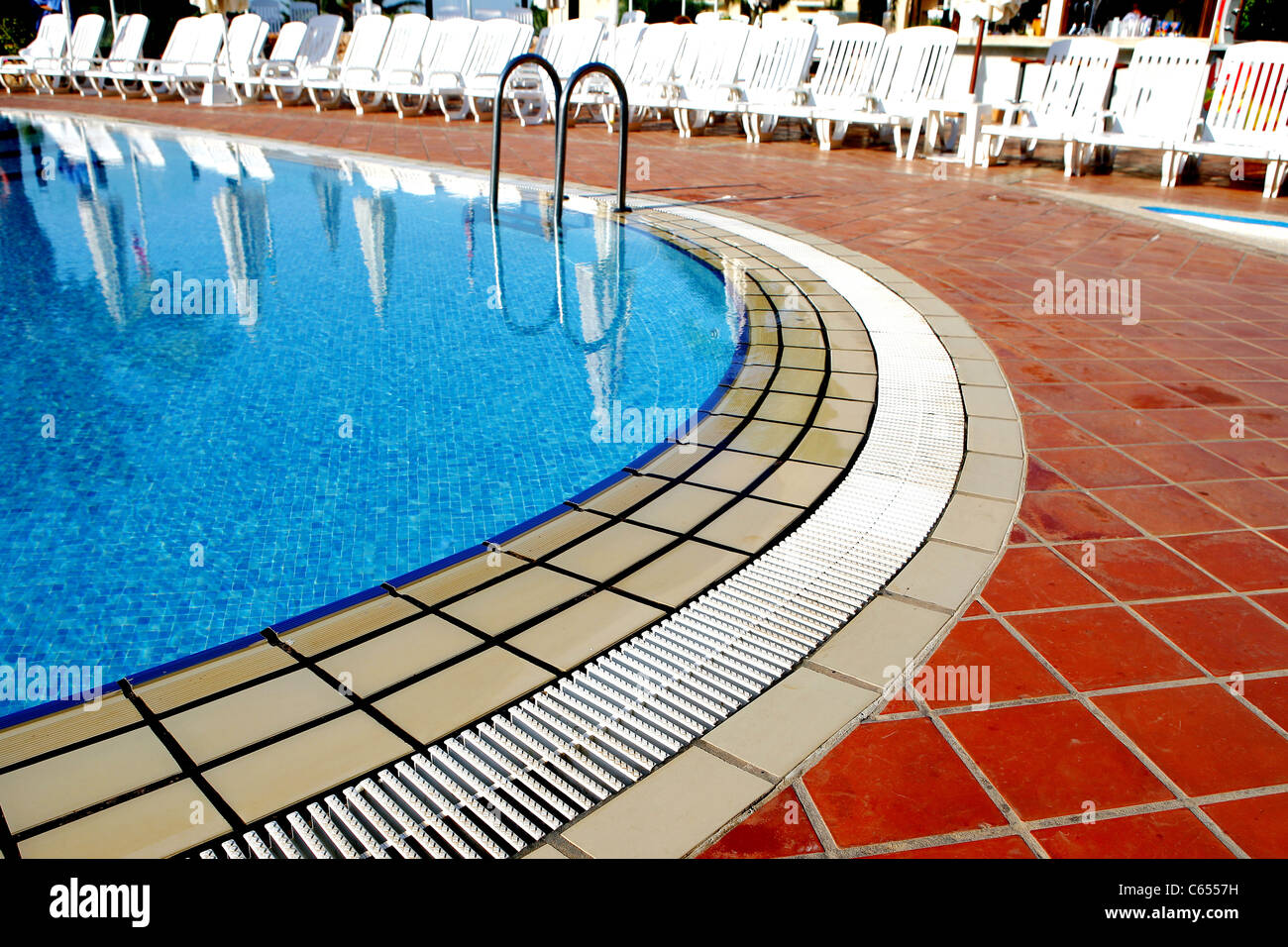 Hotel Swimmingpool mit leeren Liegestühlen und keine Leute Stockfoto