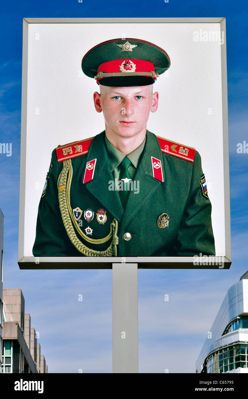 Deutschland, Berlin: Soldat Portrait von Frank Thiele am ehemaligen uns Checkpoint Charlie Stockfoto