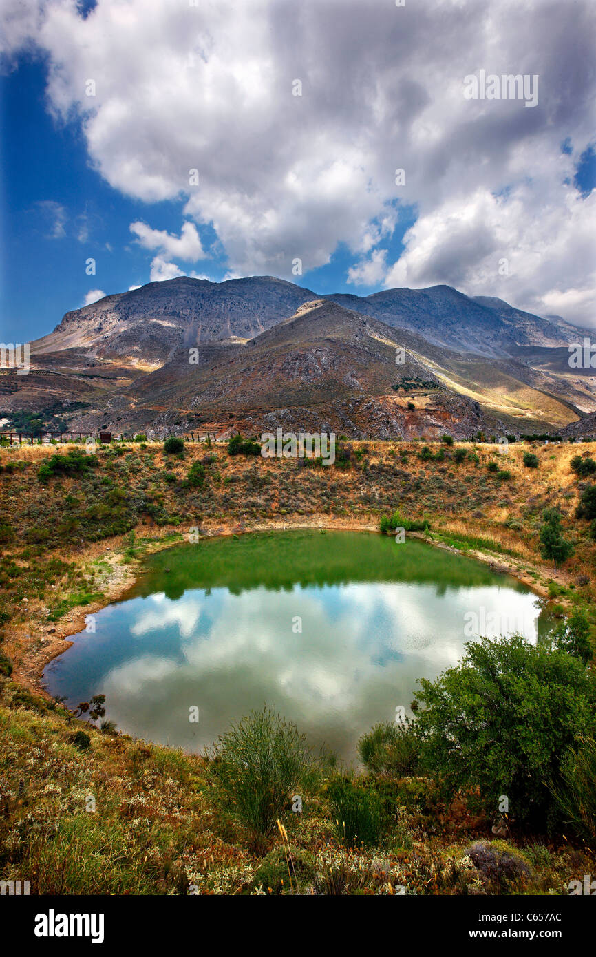 Ein kleiner See namens "Tou Digeni, Mnima" ("Digeni Grab"), in der Nähe von Gergeri Dorf, Präfektur Heraklion, Kreta, Griechenland. Stockfoto