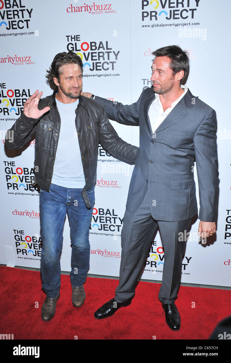 Gerard Butler, Gastgeber Hugh Jackman bei der Ankunft für die Global Poverty Project Global Launch von 1,4 Milliarden Gründe, MoMA Stockfoto