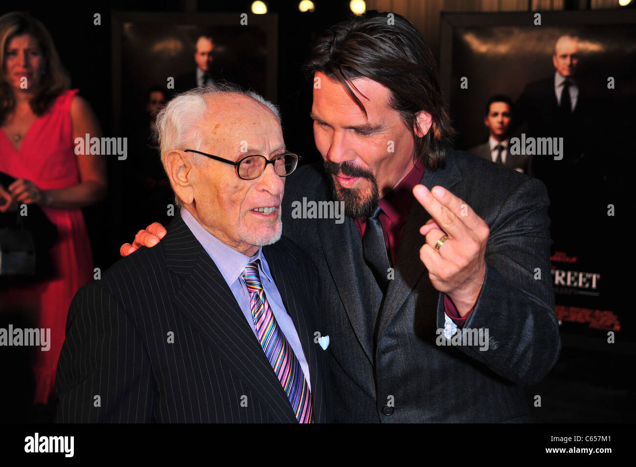 Eli Wallach, Josh Brolin im Ankunftsbereich für Wall Street 2: Geld schläft nie Premiere, The Ziegfeld Theatre, New York, NY 20. September 2010. Foto von: Gregorio T. Binuya/Everett Collection Stockfoto