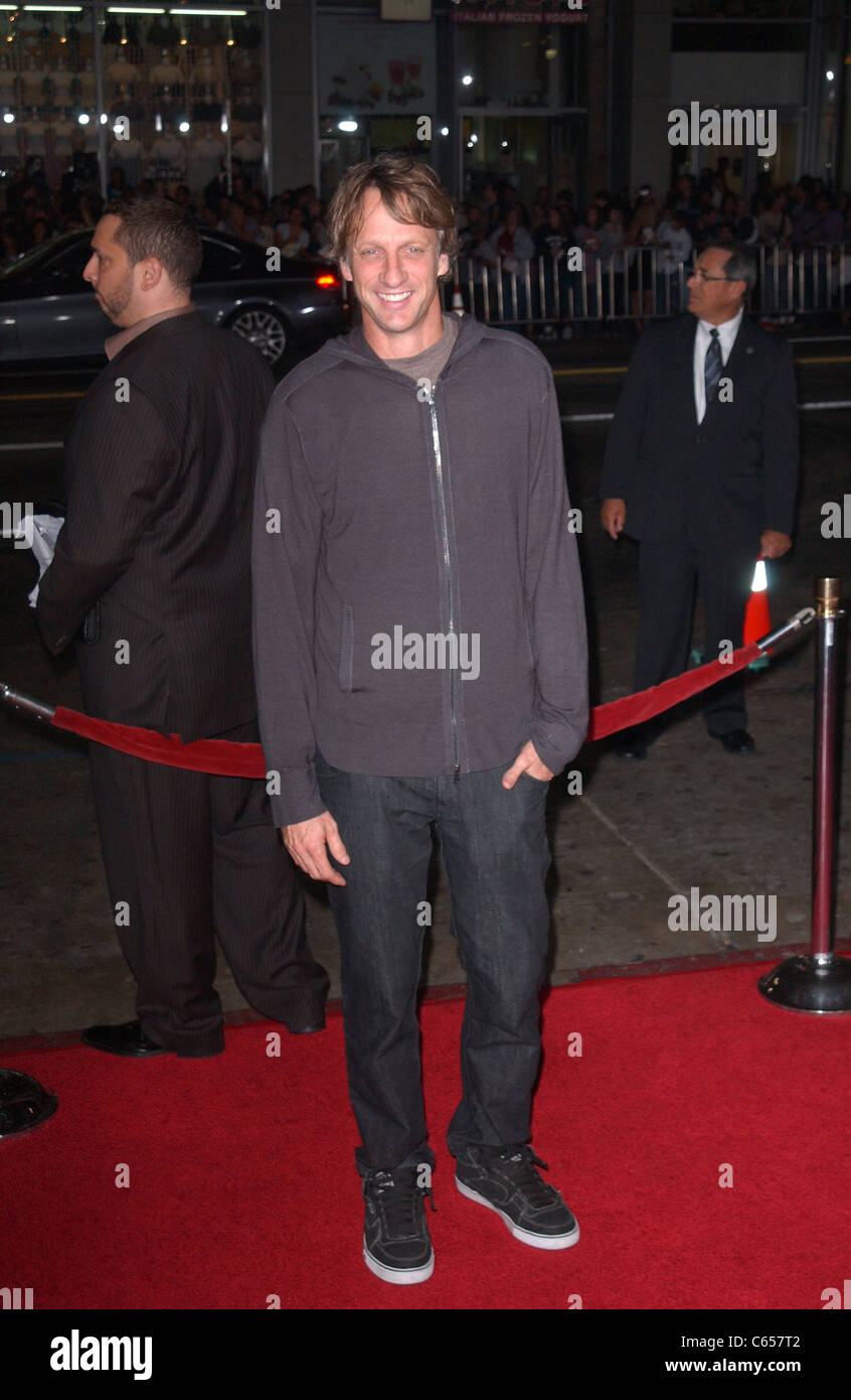 Tony Hawk im Ankunftsbereich für Jackass 3D Premiere, Graumans Chinese Theatre, Los Angeles, CA 13. Oktober 2010. Foto von: Tony Gonzalez/Everett Collection Stockfoto