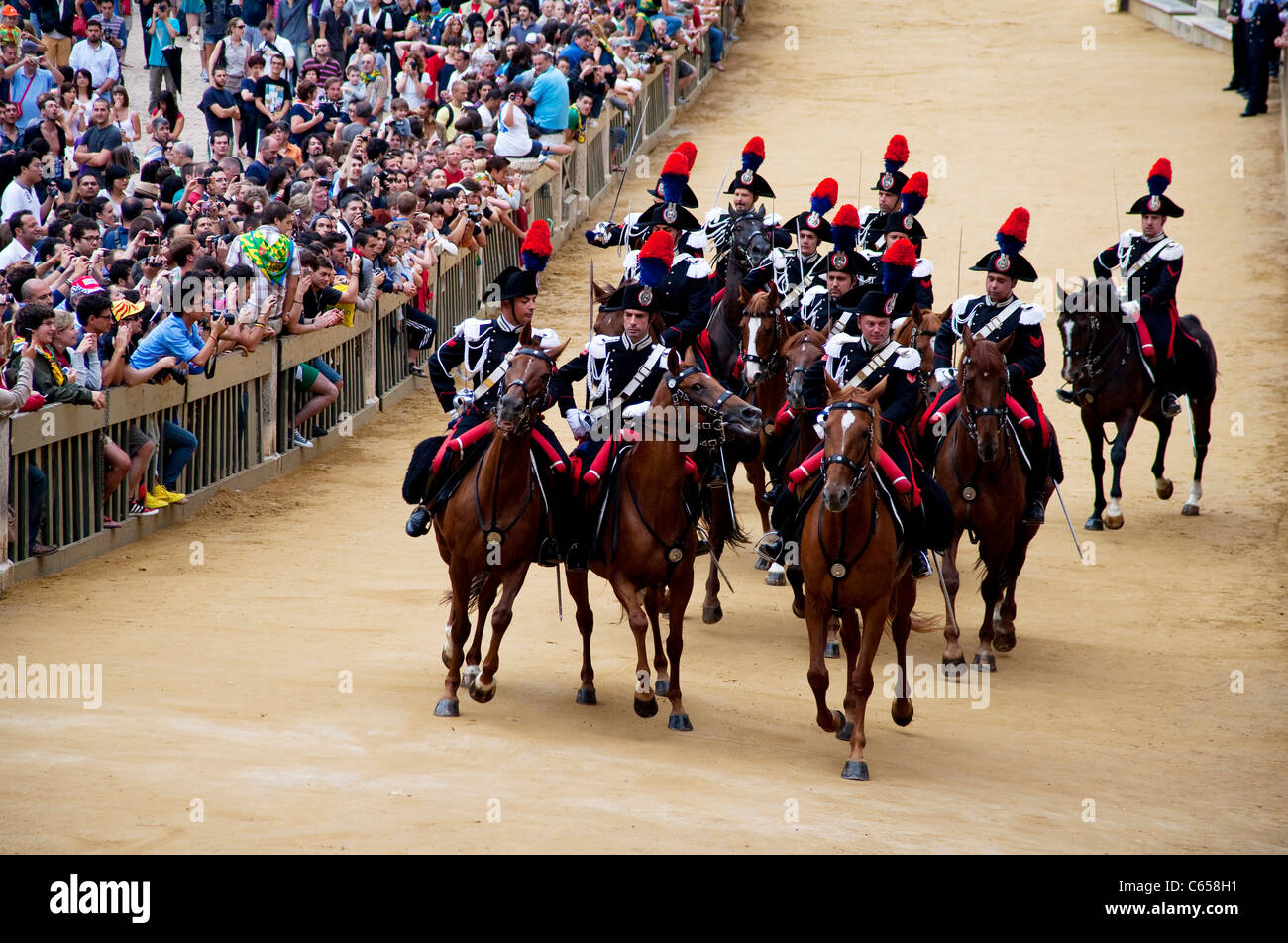 Palio di Siena 2011, Juli 2. Italienische Armee, Carabinieri; Kavallerie laden, Piazza del Campo, Palio Siena. Nur zur redaktionellen Verwendung Stockfoto