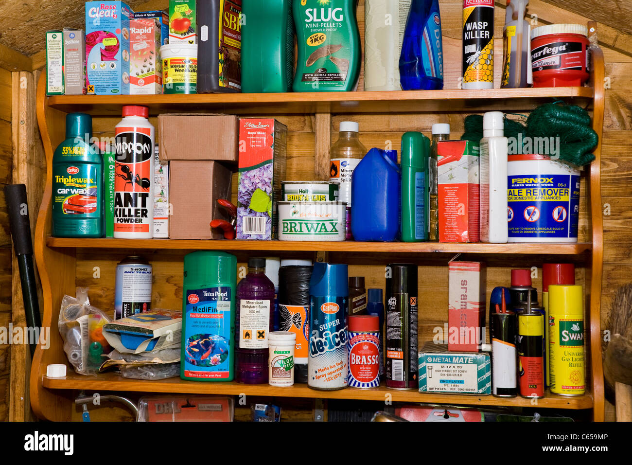 Regal Regale Halten Grosse Auswahl Vielfalt Der Garten Gartenarbeit Chemikalien Dosen Haushaltsprodukte In Einem Gartenhaus Stockfotografie Alamy