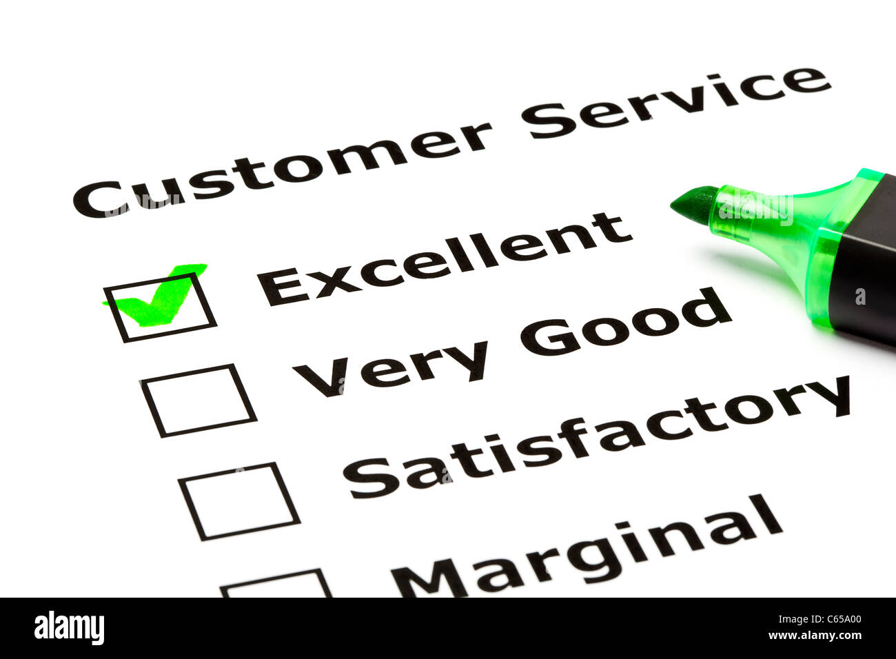 Kundenservice-Bewertungsformular mit grünen Häkchen auf ausgezeichnet mit Filzstift. Stockfoto