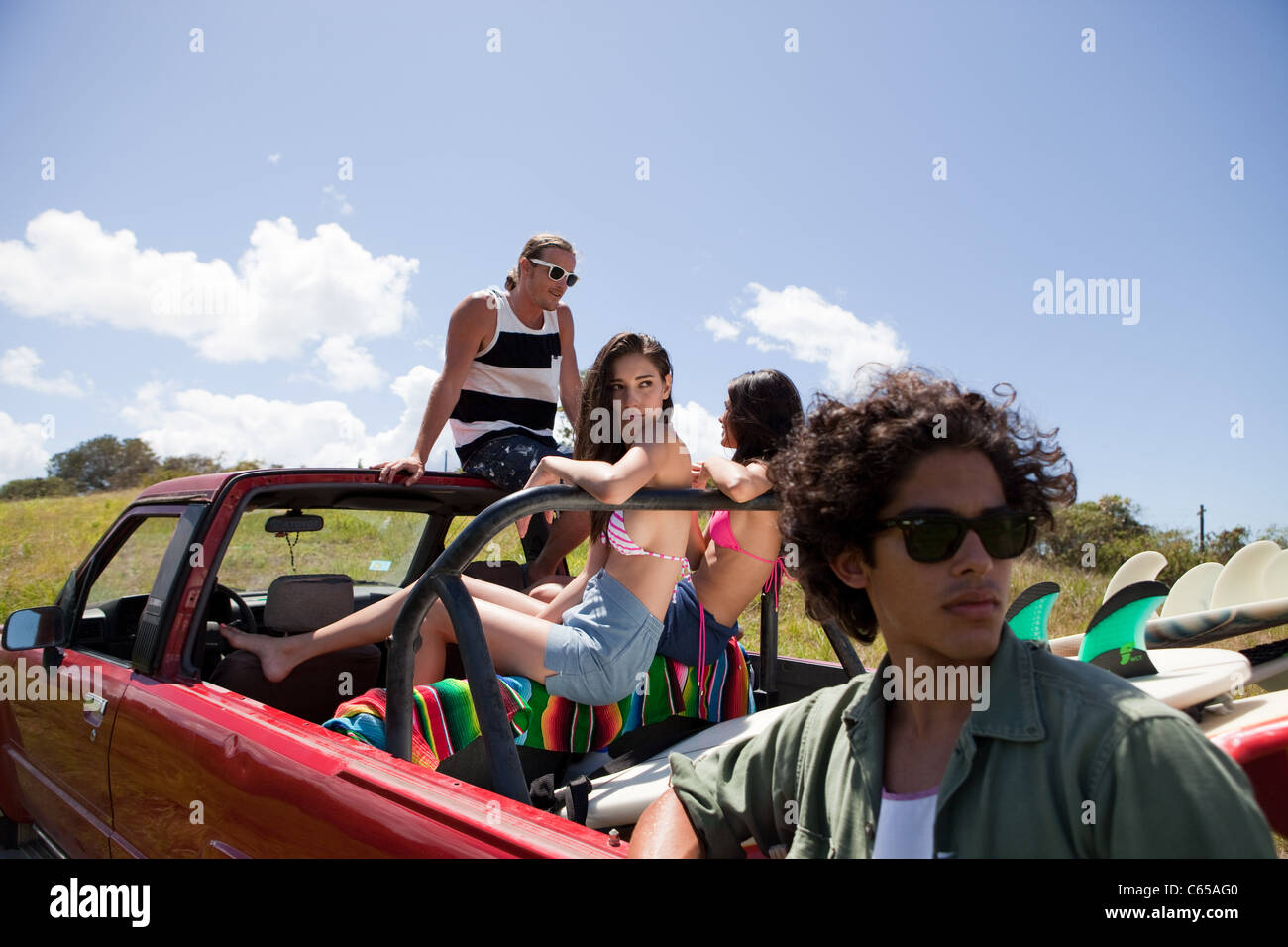 Drei junge Freunde in Geländewagen im Urlaub Stockfoto
