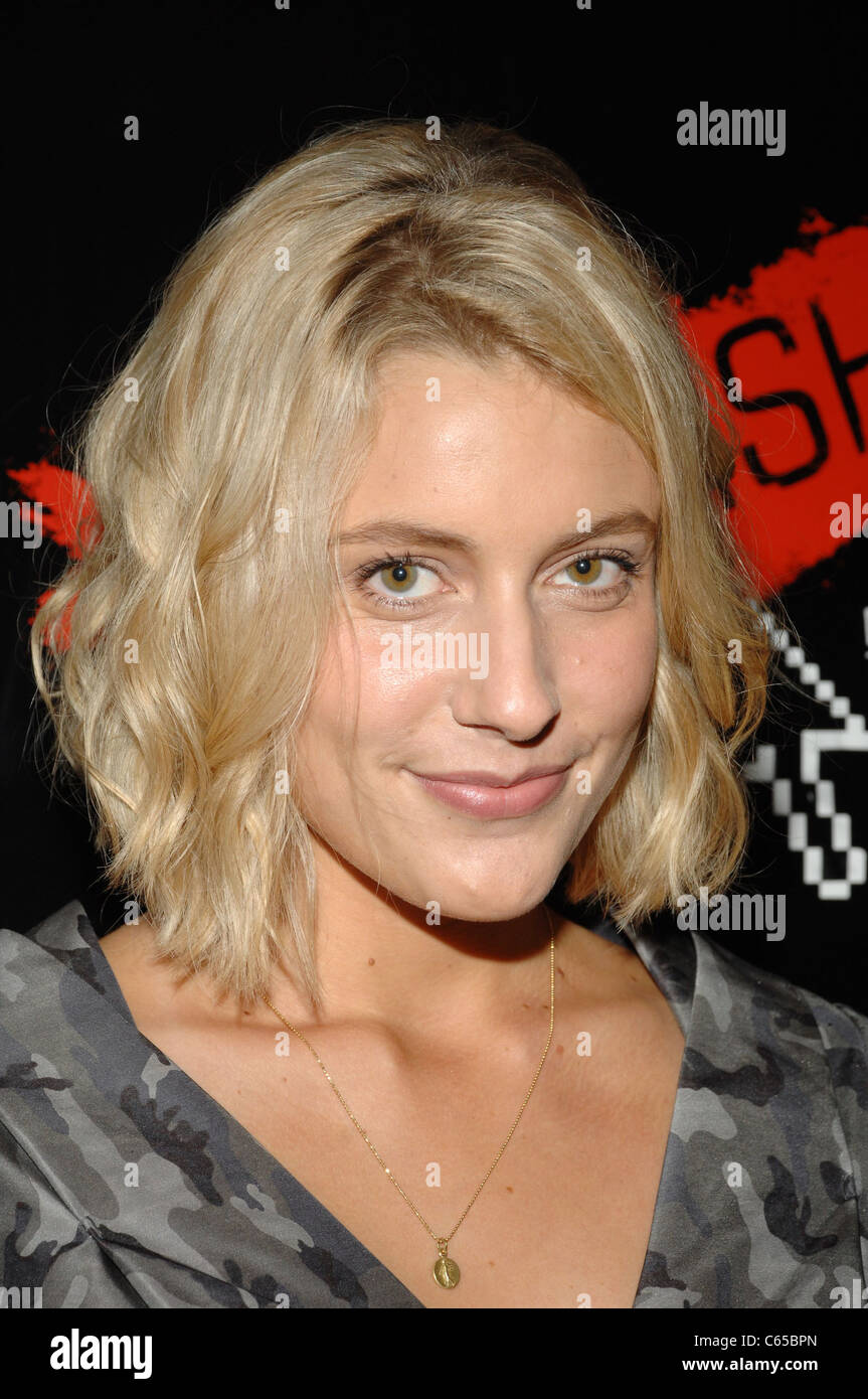 Greta Gerwig im Ankunftsbereich für Wels Premiere, The Paris Theatre, New York, NY 13. September 2010. Foto von: William D. Bird/Everett Collection Stockfoto