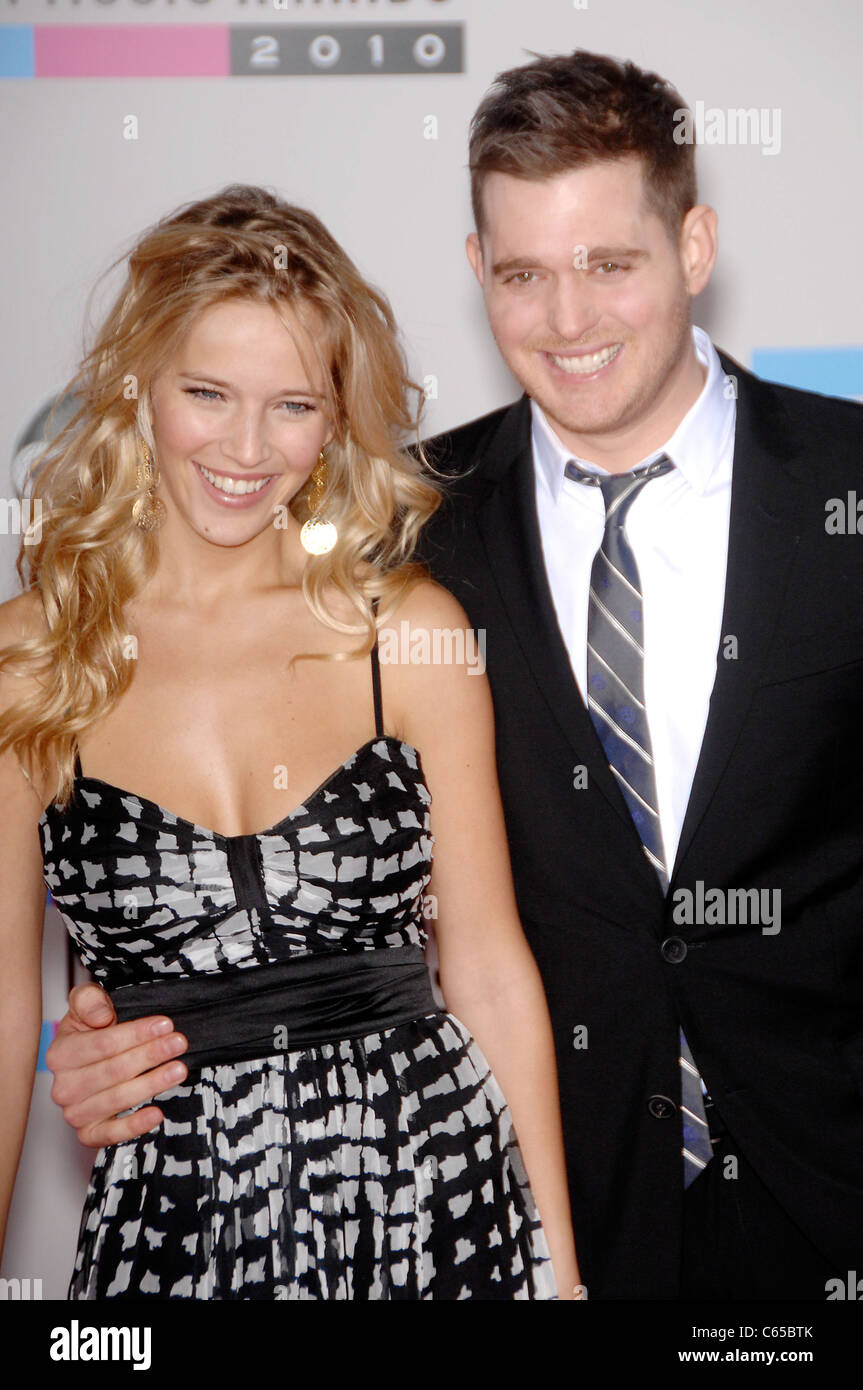 Luisana Lopilato, Michael Buble im Ankunftsbereich für den 37th Annual American Music Awards (2010 AMA) - Ankünfte, Nokia Theatre L.A. LIVE, Los Angeles, CA 21. November 2010. Foto von: Michael Germana/Everett Collection Stockfoto