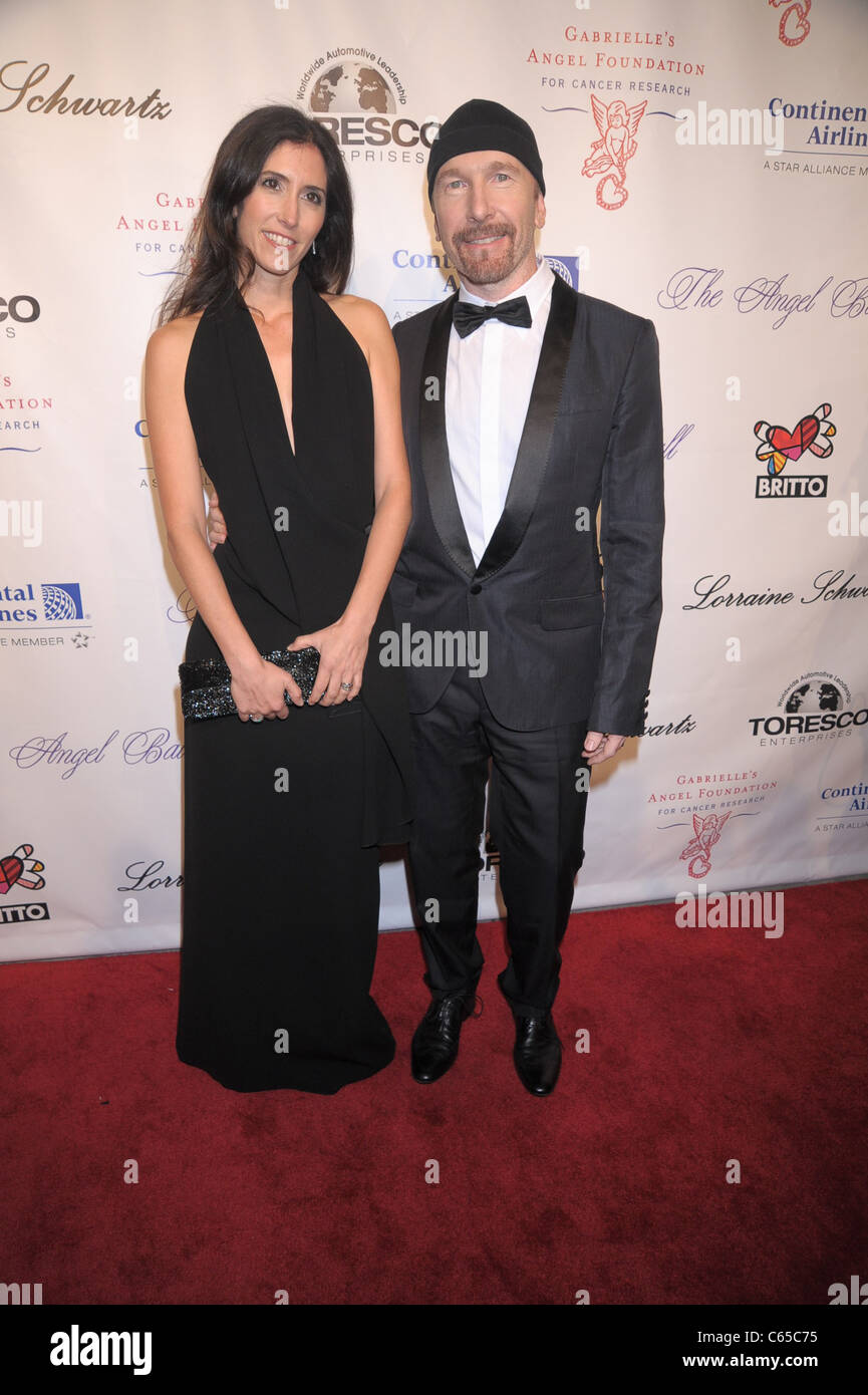 Morleigh Steinberg, The Edge in Anwesenheit zugunsten Angel Ball 2010 Gabrielles Angel Foundation for Cancer Research, Cipriani Restaurant Wall Street, New York, NY 21. Oktober 2010. Foto von: Rob Rich/Everett Collection Stockfoto