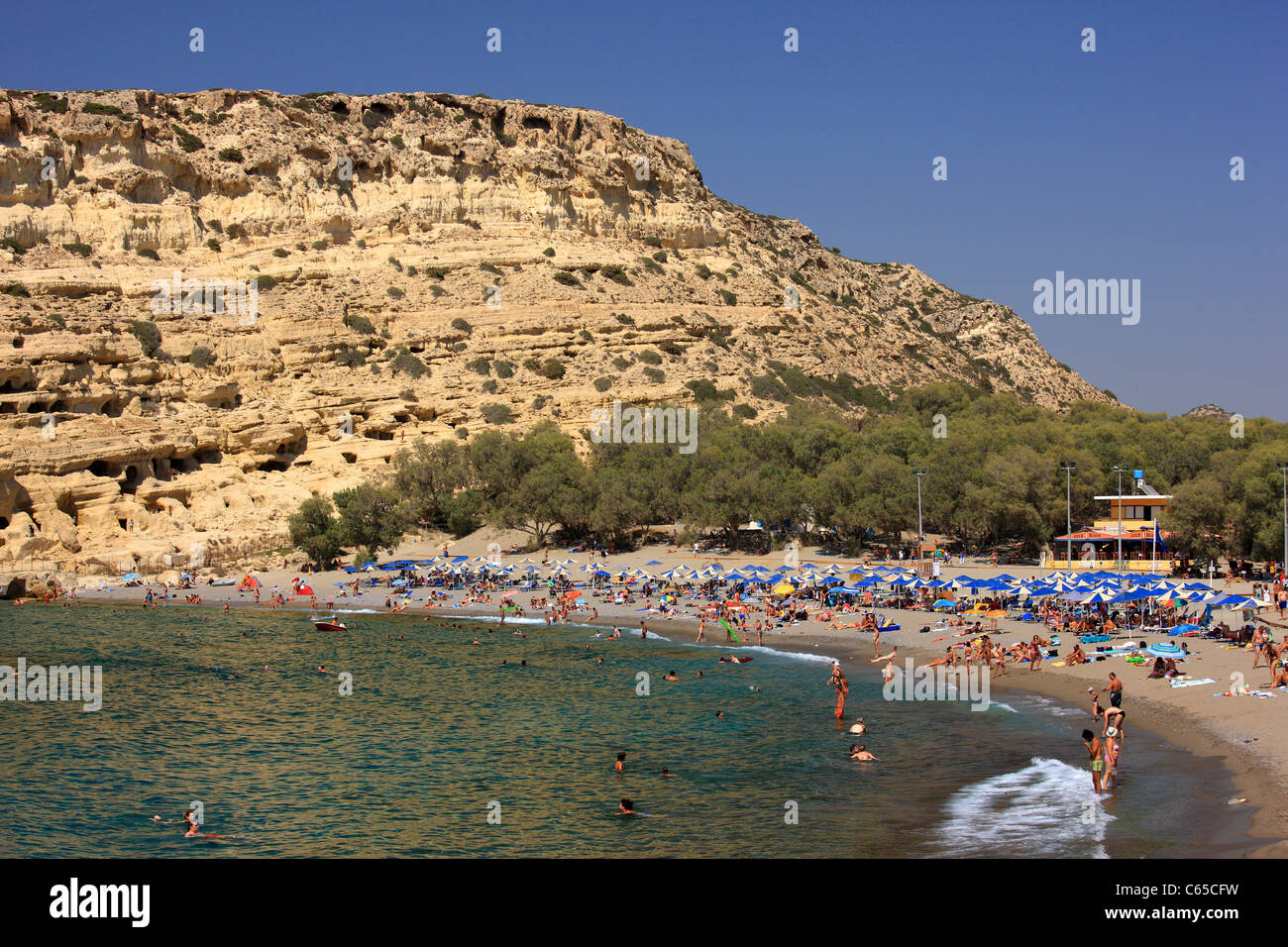 Matala-Strand mit seinen berühmten Höhlen, einst das "Zuhause" für viele Hippies, im Süden der Präfektur Heraklion, Kreta, Griechenland Stockfoto