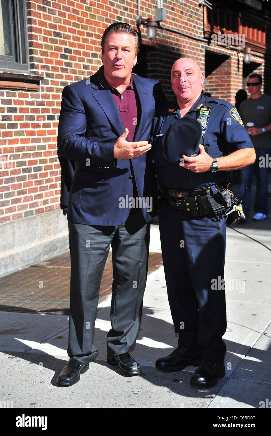 Alec Baldwin, NY Police Officer bei Talk show Auftritt für The Late Show with David Letterman - di, Ed Sullivan Theater, New York, NY 21. September 2010. Foto von: Gregorio T. Binuya/Everett Collection Stockfoto