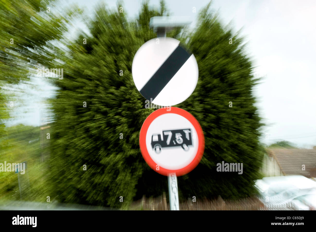 Ein "Maximum Speed Limit" britische Tempolimit Schild mit Bewegung zu überhöhter Geschwindigkeit angeben. Auch eine 7,5-Tonnen Gewicht Zeichen begrenzen Stockfoto
