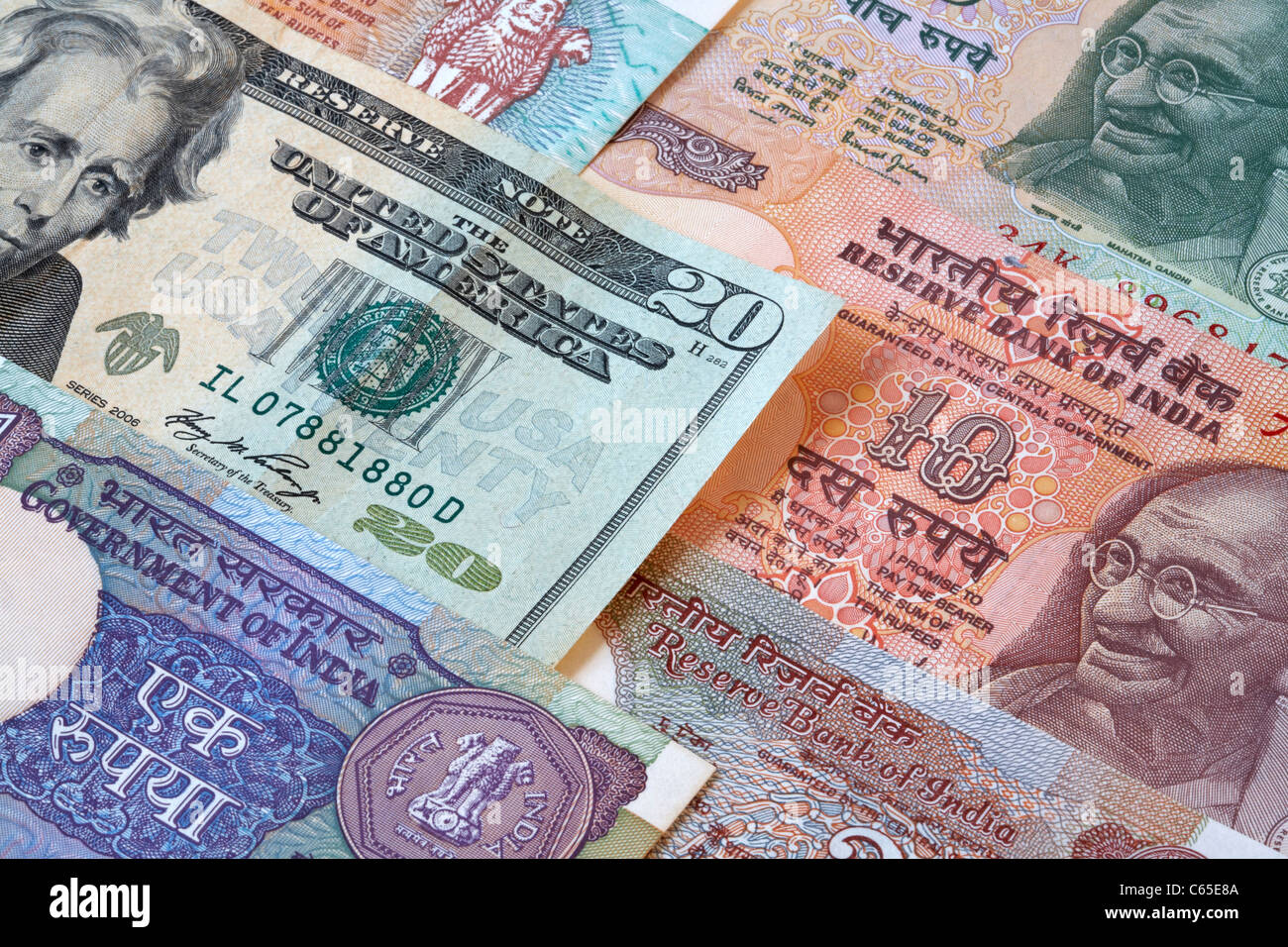 Indische Banknoten Währung Rupien mit zwanzig Dollarschein Vereinigte Staaten von Amerika Stockfoto
