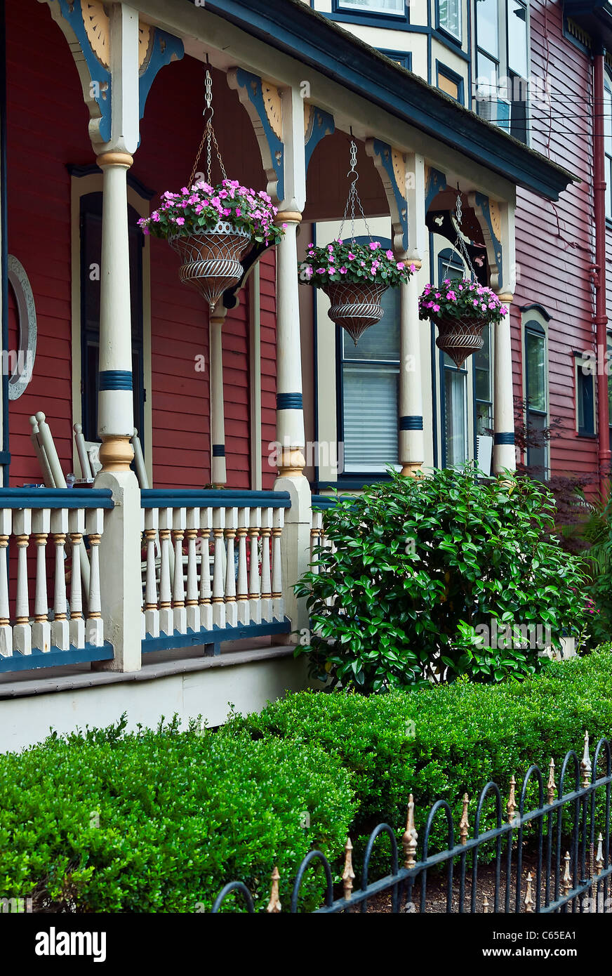 Hängenden Blüten auf Veranda des viktorianischen Haus, Cape May, NJ, USA Stockfoto