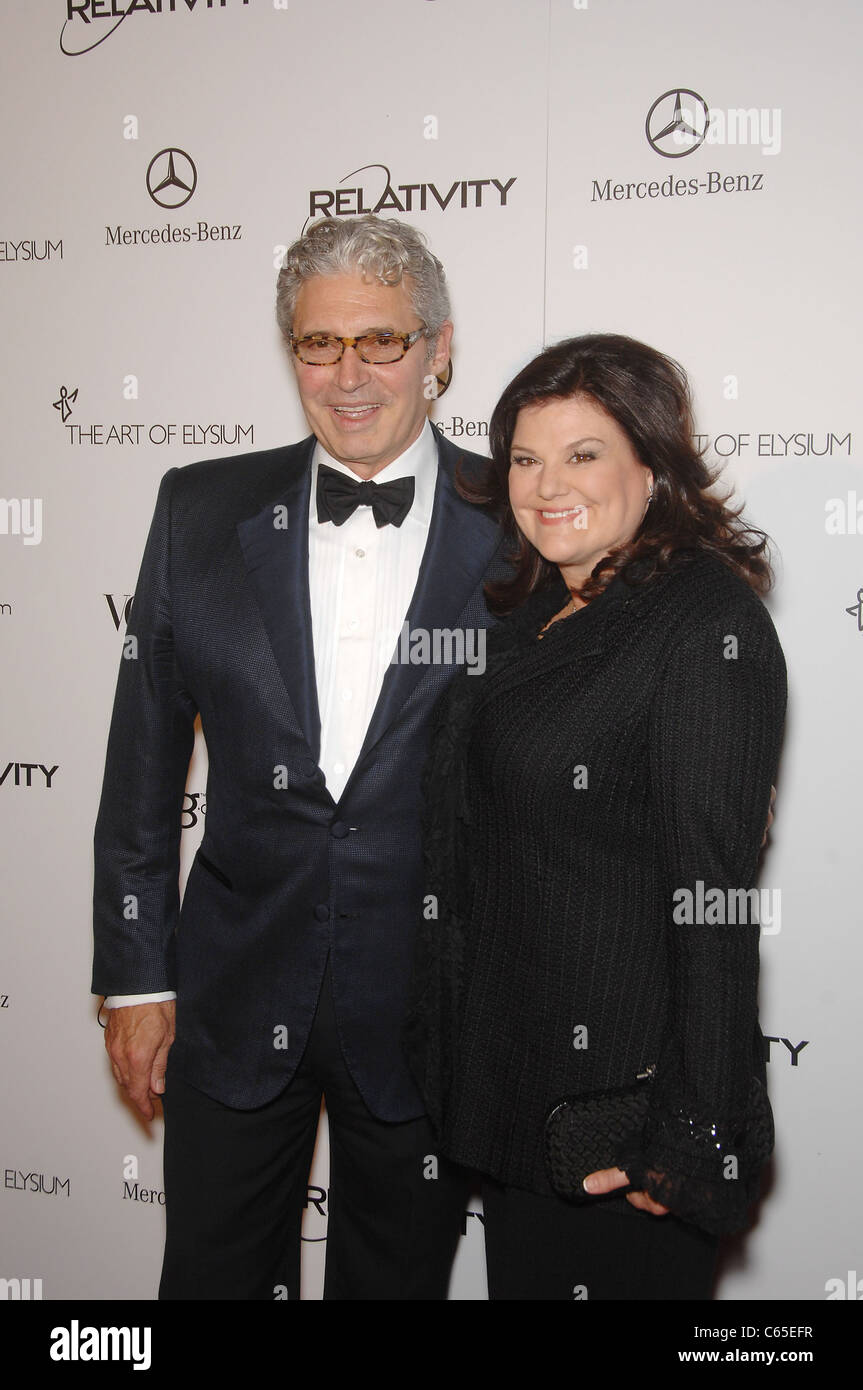 Michael Nouri, Ann Serrano im Ankunftsbereich für The Art of Elysium vierten jährlichen Black Tie Charity Gala HEAVEN The Annenberg-Gebäude an der California Science Center, Los Angeles, CA 15. Januar 2011. Foto von: Michael Germana/Everett Collection Stockfoto