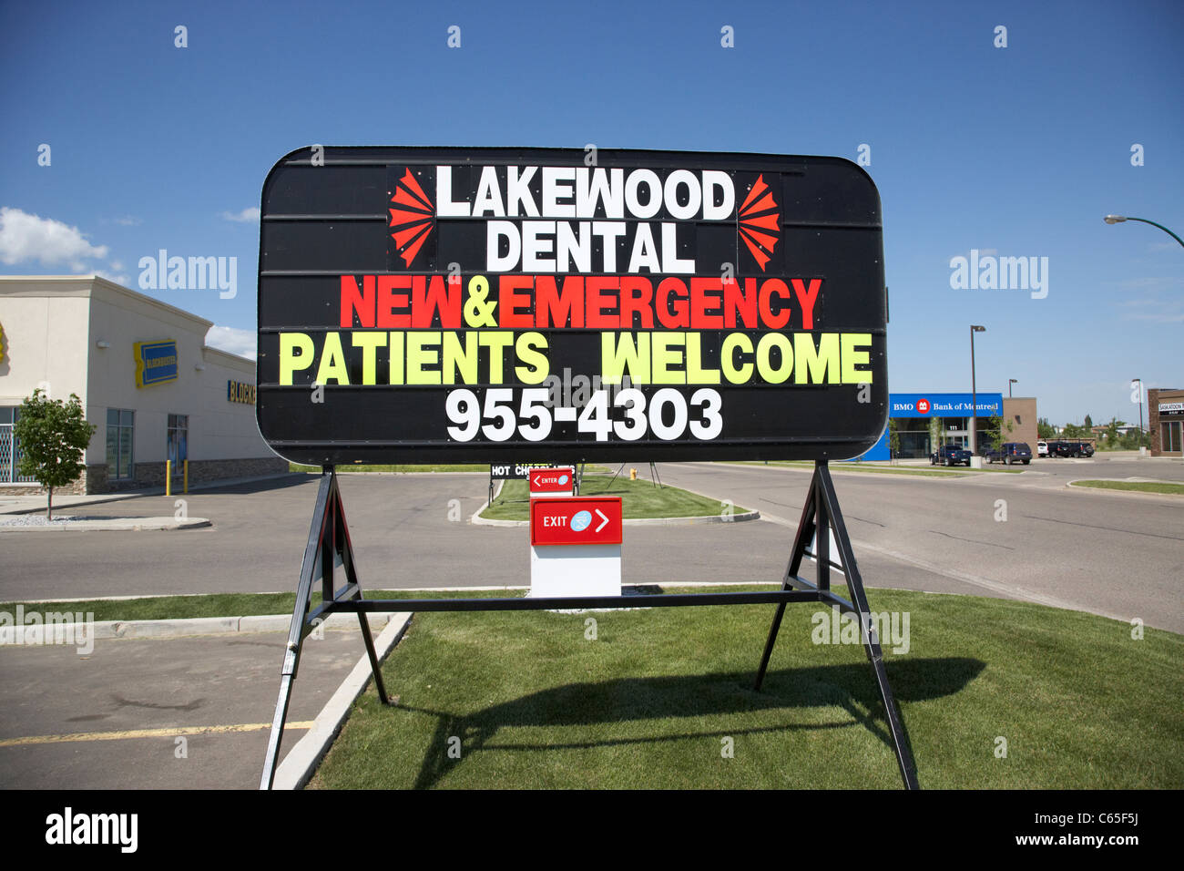 am Straßenrand leuchtende Schrift Werbung melden für Dentalgeschäft in Saskatoon Saskatchewan Kanada Stockfoto
