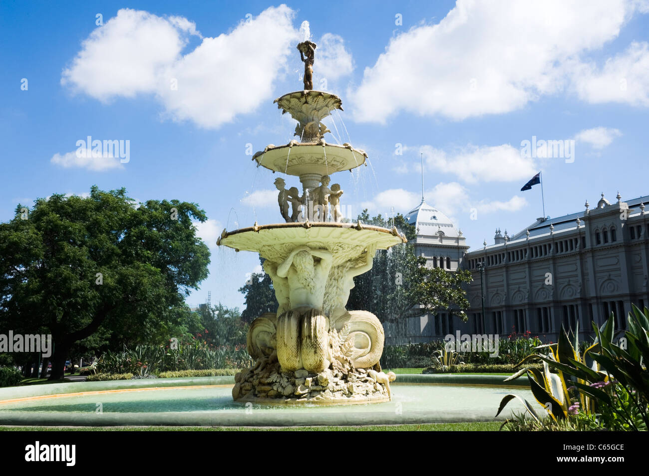 Die schönen großen Brunnen im gepflegten Garten des Royal Exhibition Building in Melbourne Victoria Australien Stockfoto