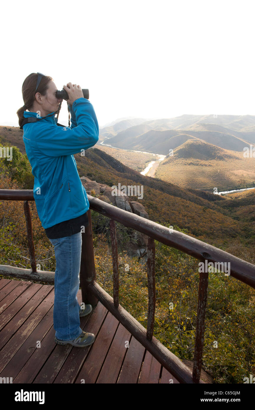 Touristen, die mit Blick auf das Pongola River, Ithala Game Reserve, Südafrika Stockfoto