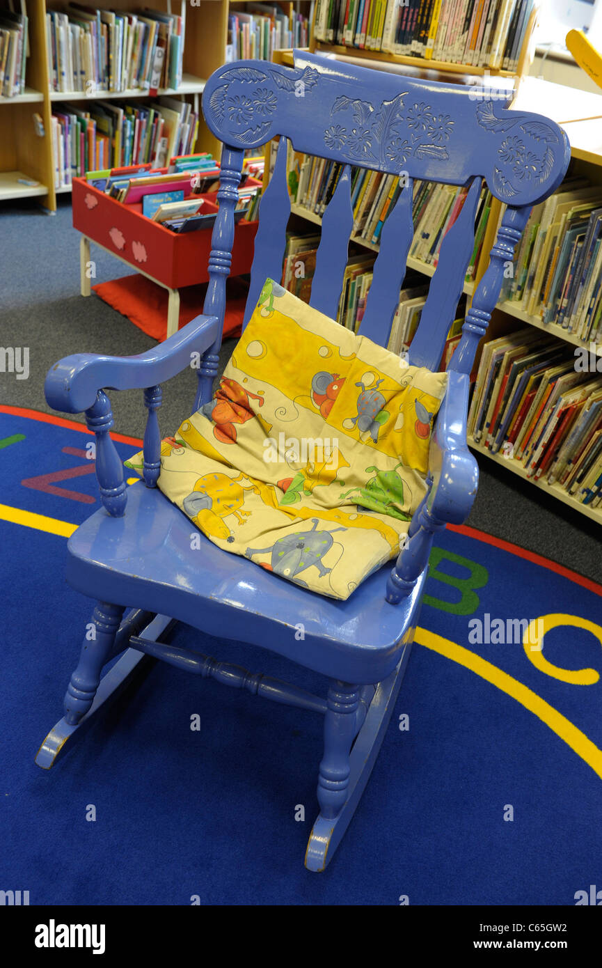 Blaue Schaukelstuhl in einer Schulbibliothek Stockfoto
