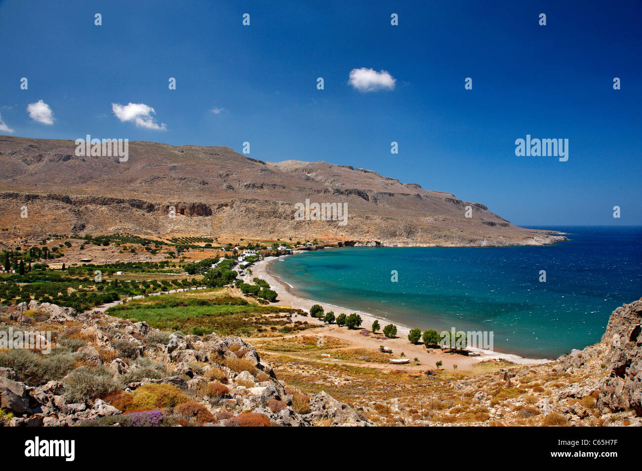 Der Strand von Kato Zakros und auf den linken Teil der archäologischen Stätte (minoische Palast). Präfektur Lasithi, Kreta, Griechenland Stockfoto
