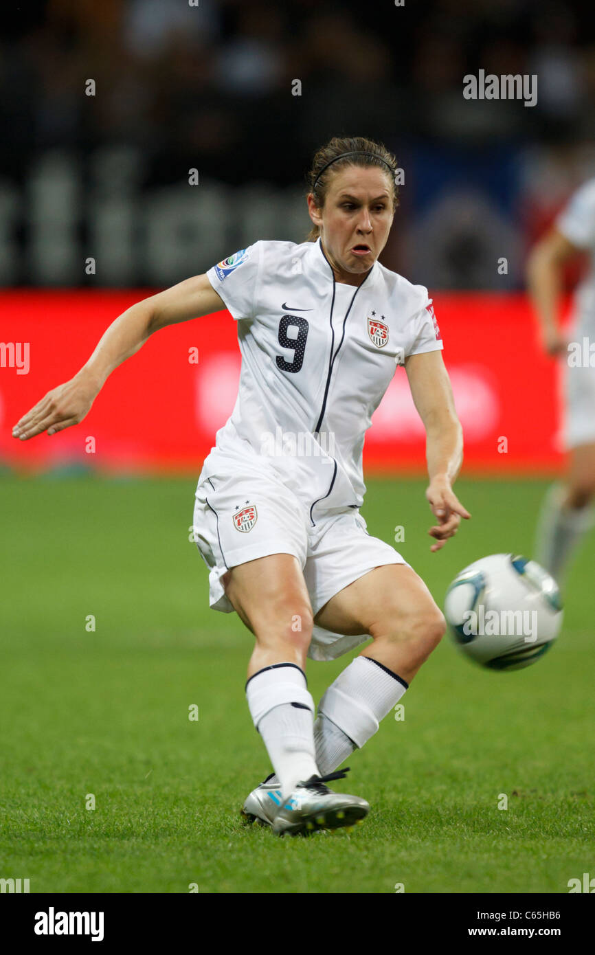 FRANKFURT, DEUTSCHLAND - 17. JULI: Heather O’Reilly aus den Vereinigten Staaten tritt beim Finale der FIFA Frauen-Weltmeisterschaft gegen Japan am 17. Juli 2011 im Stadion der FIFA Frauen-Weltmeisterschaft in Frankfurt am Main den Ball. Nur redaktionelle Verwendung. Kommerzielle Nutzung verboten. (Foto: Jonathan Paul Larsen / Diadem Images) Stockfoto