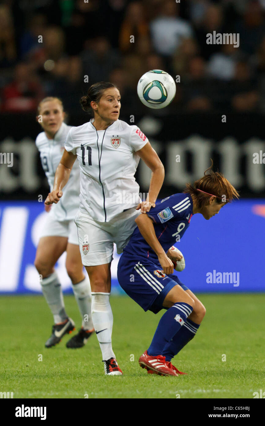 Alex Krieger von den USA (11) und Nahomi Kawasumi von Japan (9) wetteifern um die Kugel während der 2011 FIFA Frauen WM-Finale. Stockfoto