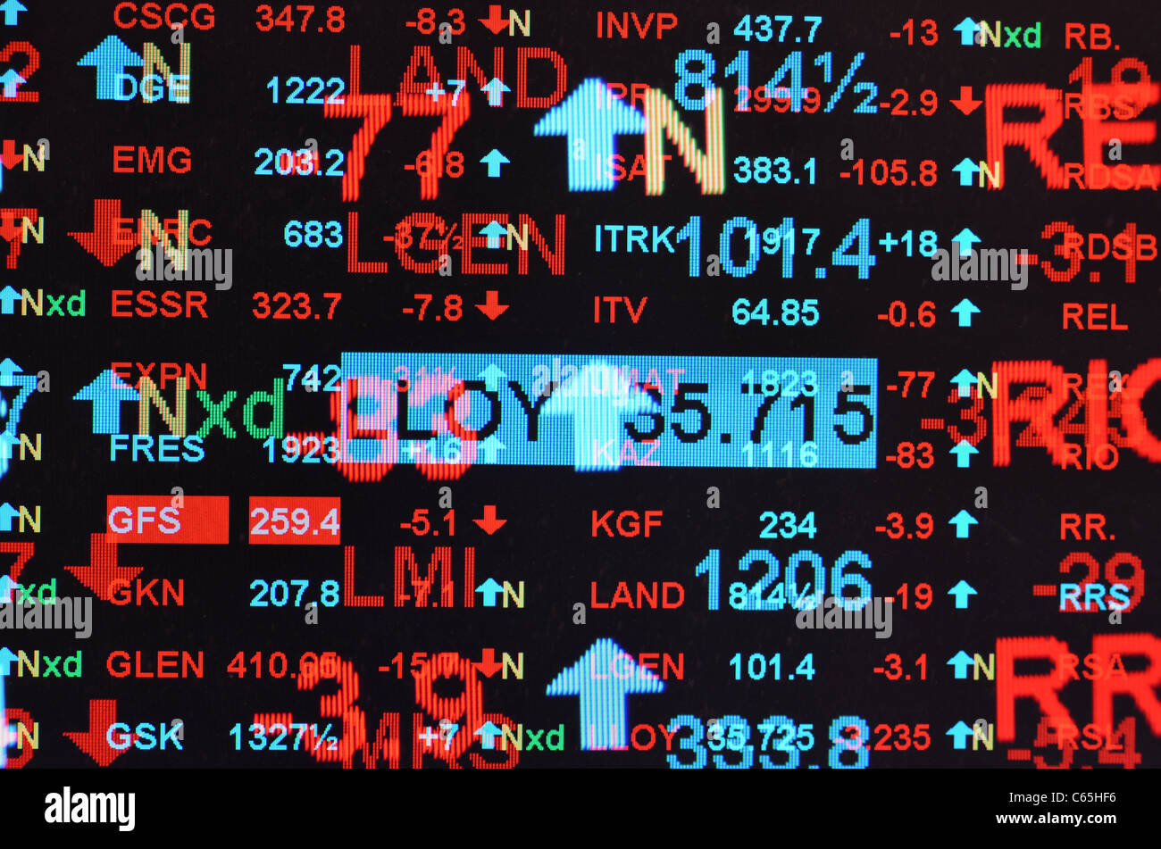 Mehrfachbelichtung FTSE 100 Hauptbestandteile Bildschirm für den Handel mit Wertpapieren und Aktien, die nach unten sinkenden Preisen Tag zeigen Stockfoto