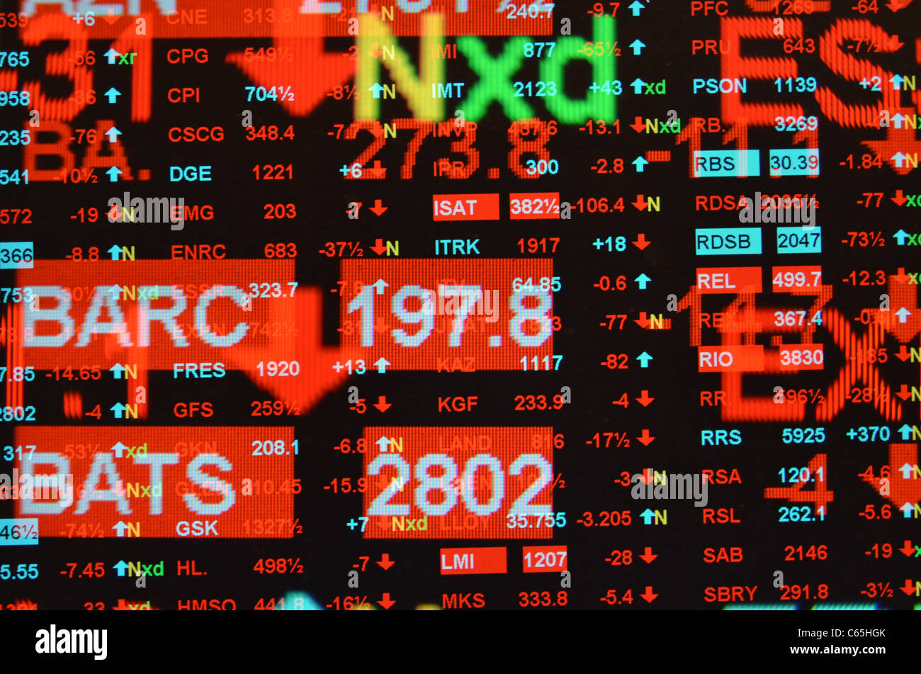 Mehrfachbelichtung FTSE 100 Hauptbestandteile Bildschirm für den Handel mit Wertpapieren und Aktien, die nach unten sinkenden Preisen Tag zeigen Stockfoto