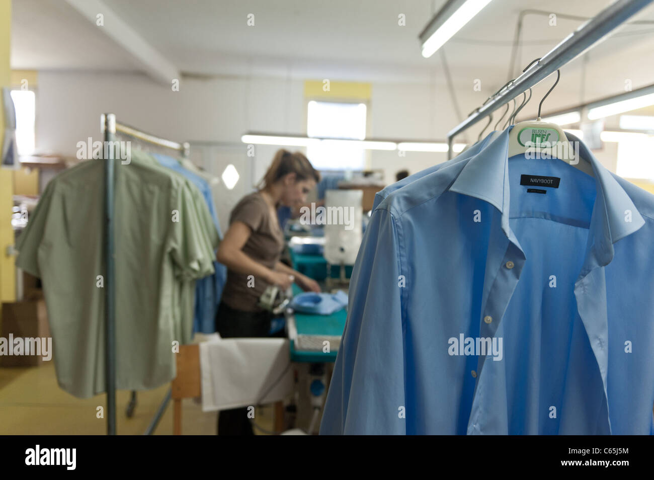 Ein Shirts Shirt Fabrik in zentralen bosnischen Stadt Maglaj hängen. Stockfoto