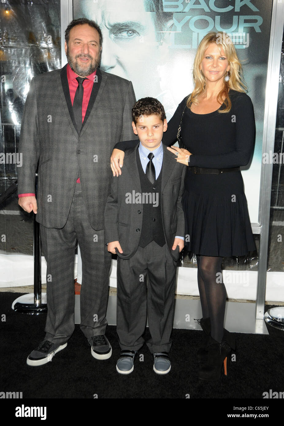 Joel Silver, Max Silver, Karyn Silber im Ankunftsbereich für unbekannte Premiere, Village Theatre in Westwood, Los Angeles, CA 16. Februar 2011. Foto von: Dee Cercone/Everett Collection Stockfoto