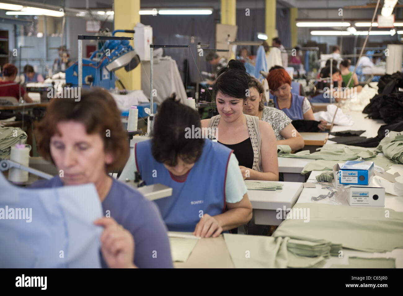 Ein Arbeiter am Fließband in Shirt Fabrik in zentralen bosnischen Stadt Maglaj. Stockfoto