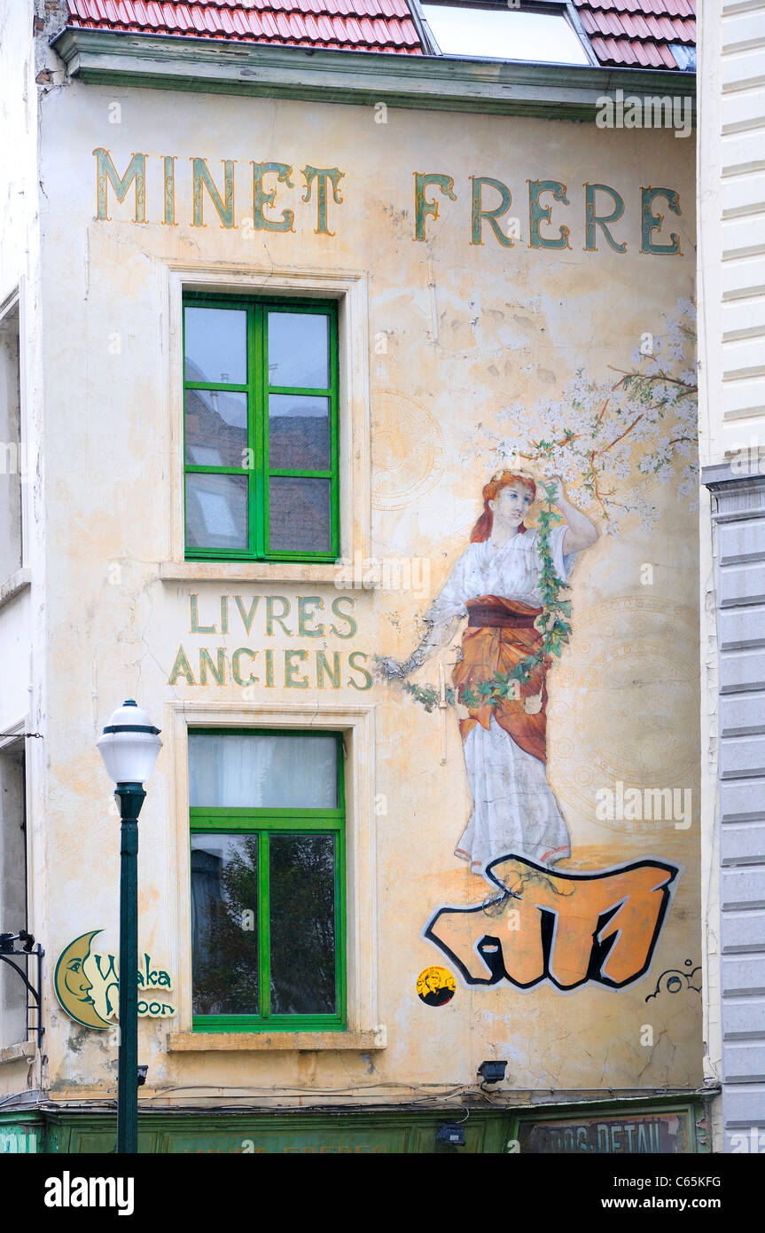 Brüssel, Belgien. Alte Mauer gemalt Anzeige von Minet Freres bookshop Stockfoto