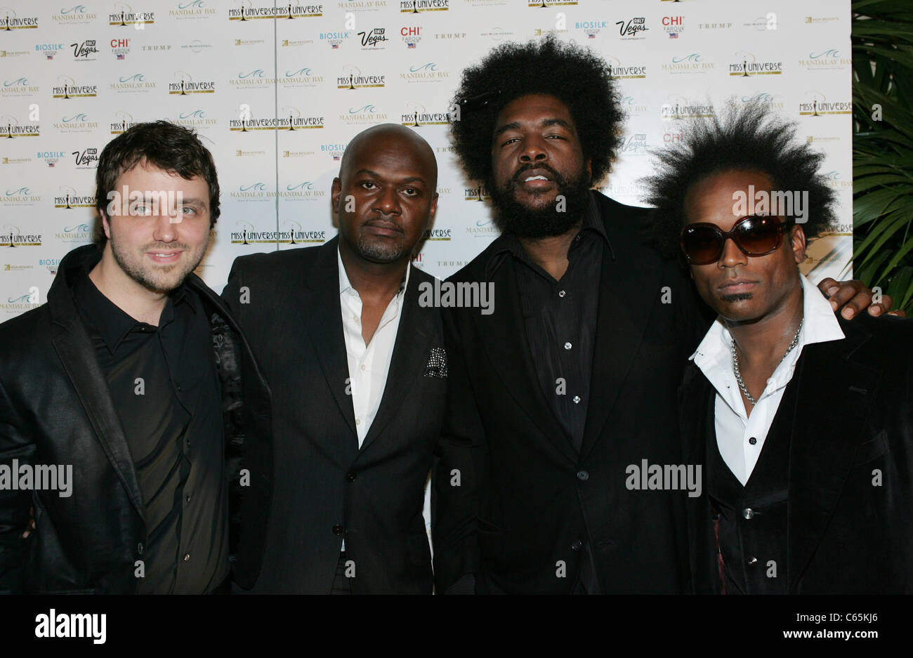Owen Biddle, F. Knuckles, Questlove, Captain Kirk Douglas von The Roots im Ankunftsbereich für Miss Universe 2010 Wahl - Ankünfte, Mandalay Bay Hotel & Casino, Las Vegas, NV 23. August 2010. Foto von: James Atoa/Everett Collection Stockfoto
