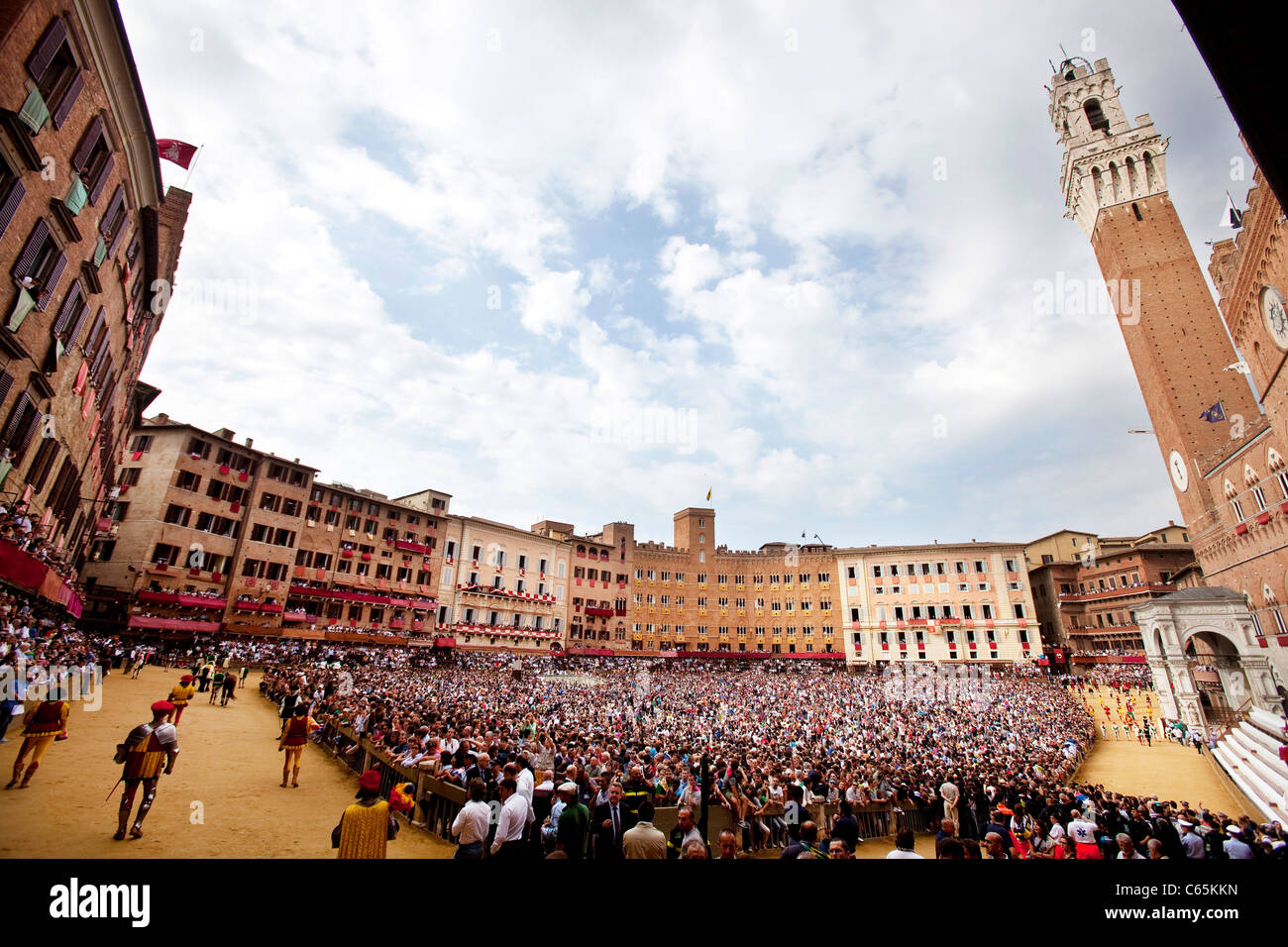 Palio di Siena 2011, Juli 2. Pferderennen: historisches Reenactment und Parade, Piazza del Campo, Palio Siena. Nur zur redaktionellen Verwendung. Stockfoto