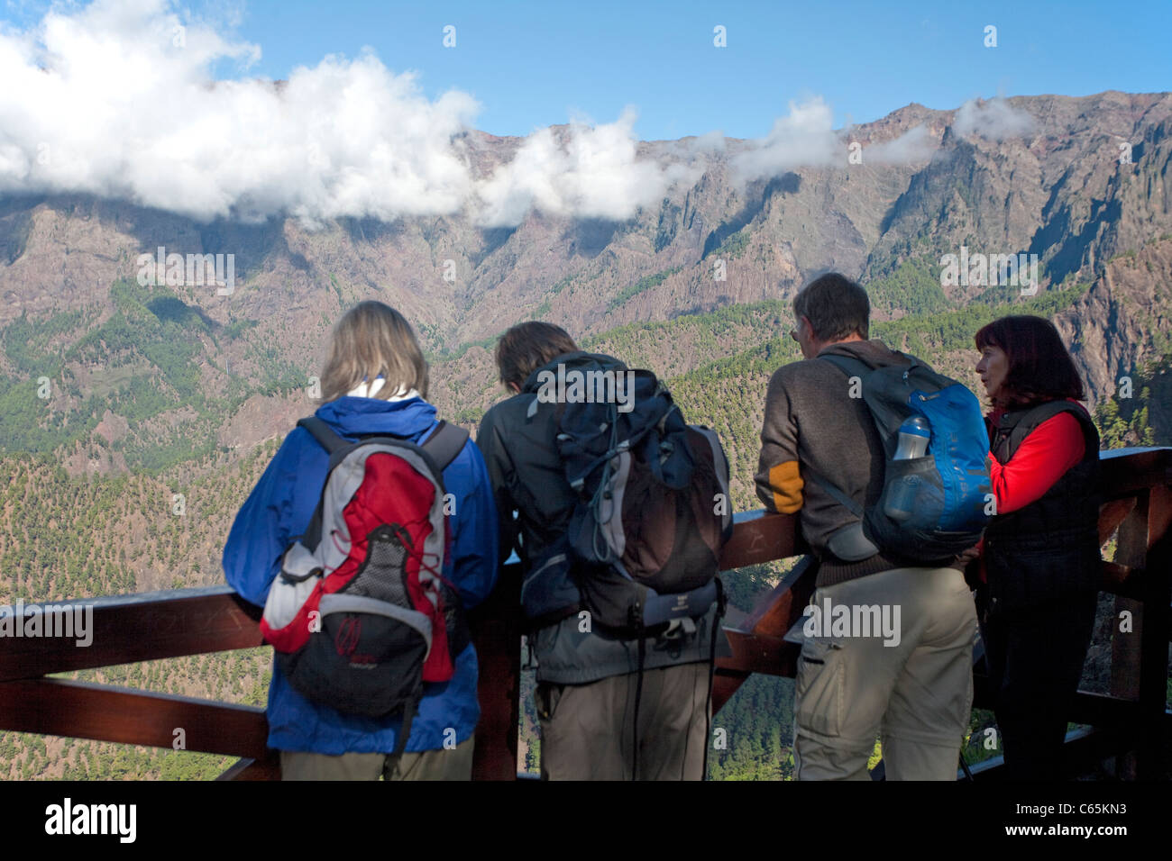 Wanderer bin Aussichtspunkt Mirador de Los Roques, Nationalpark Caldera de Taburiente, Wanderer am Aussichtspunkt Stockfoto