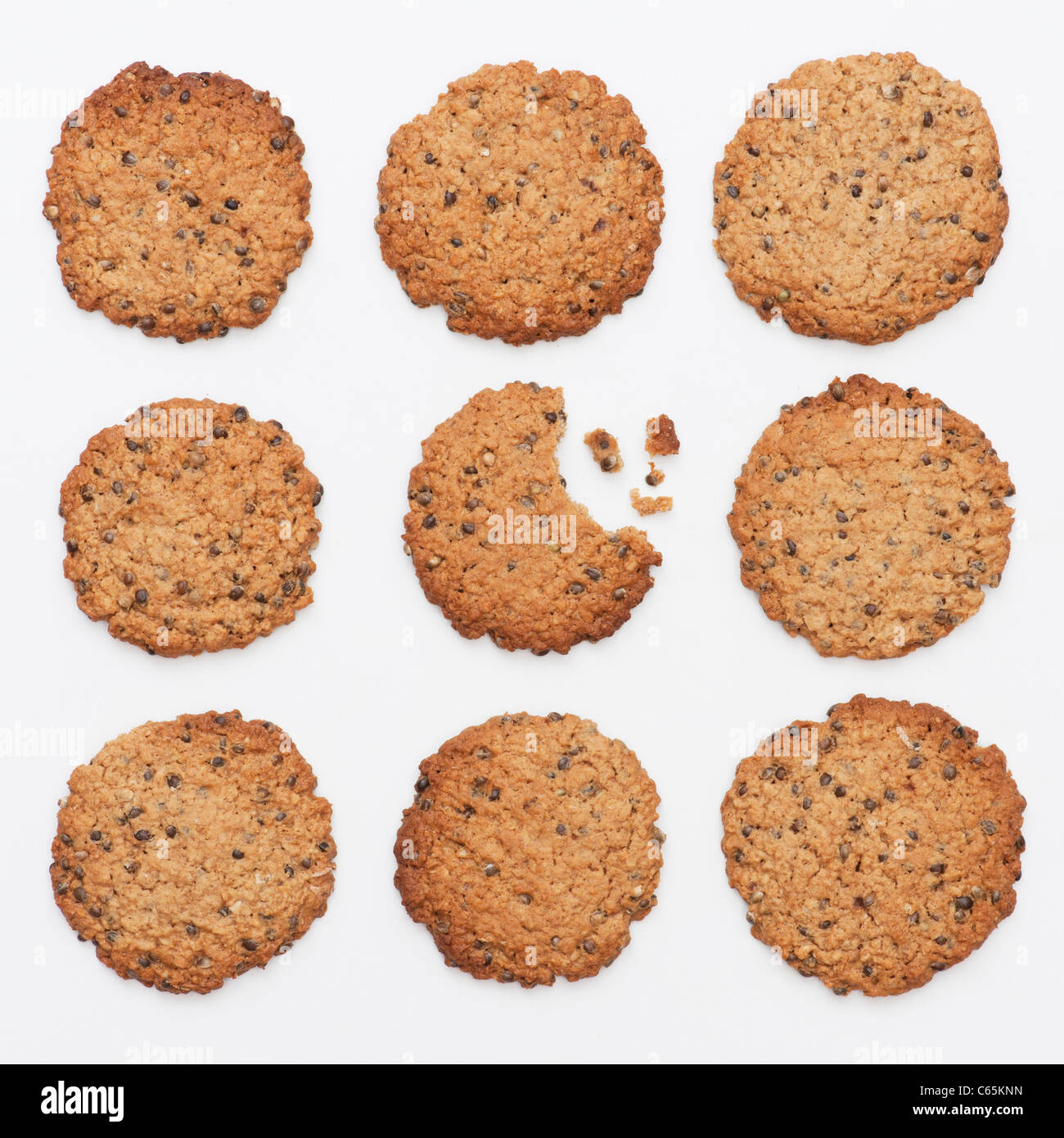 Hanf Samen Cookies. Hausgemachte Kekse mit Hanfsamen auf weißem Hintergrund Stockfoto