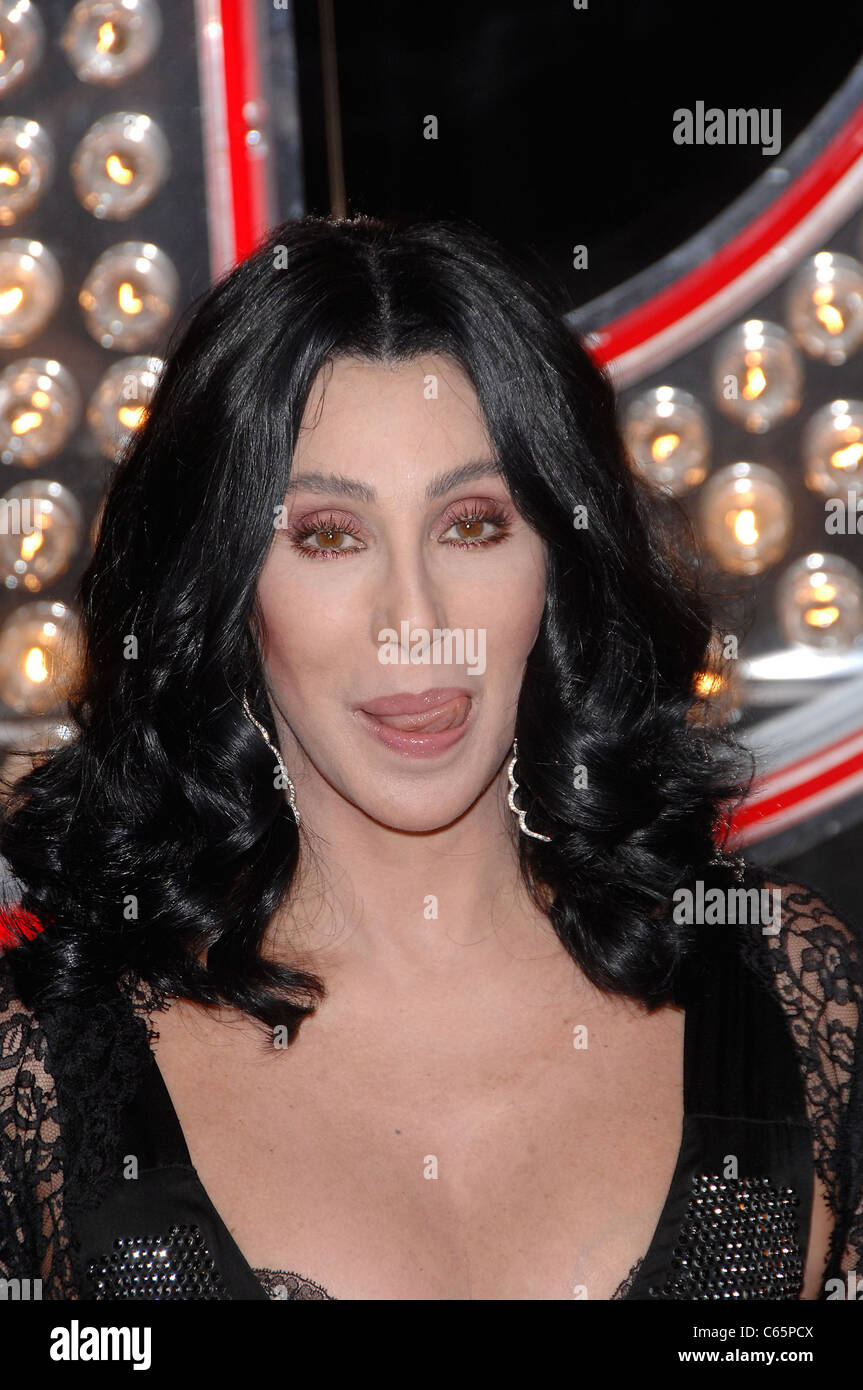 Cher im Ankunftsbereich für BURLESQUE Premiere, Graumans Chinese Theatre, Los Angeles, CA 15. November 2010. Foto von: Michael Germana/Everett Collection Stockfoto