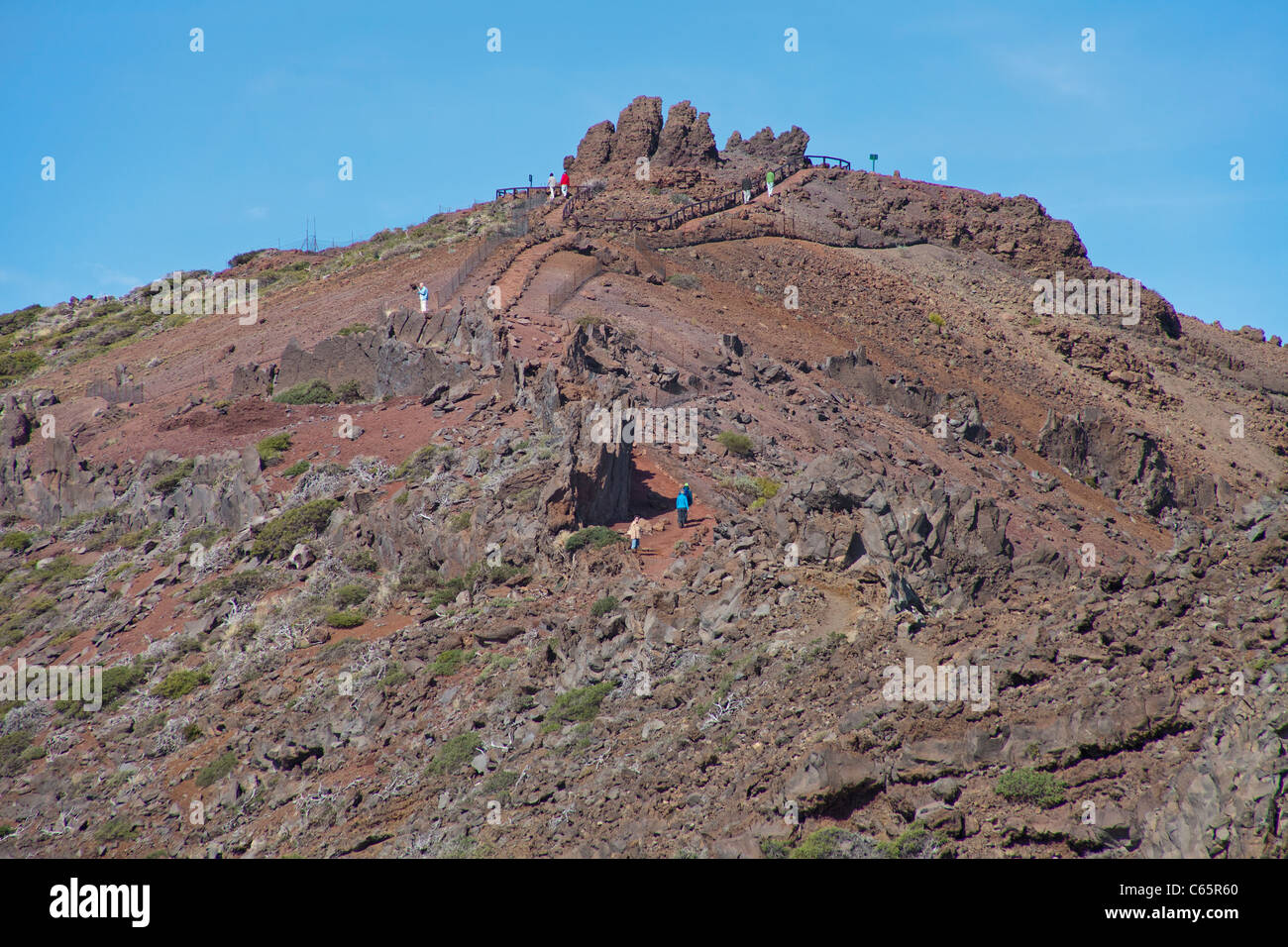 Wanderer Auf der Spitze des Roque de Los Muchachos, 2426 Meter, Parque Nacional De La Caldera de Taburiente, Wanderer auf der Oberseite Stockfoto