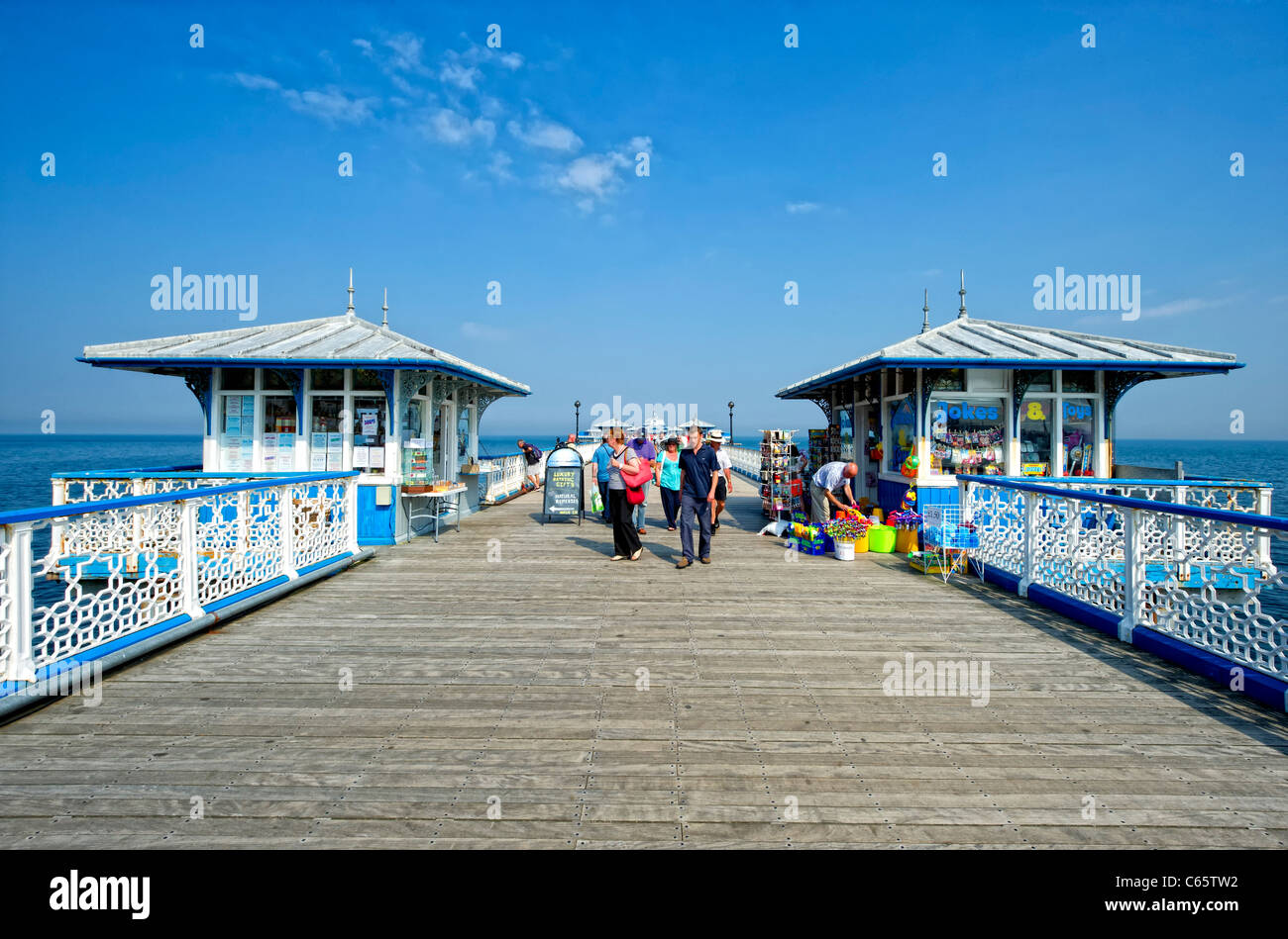 Menschen zu Fuß auf Llandudno Pier Stockfoto