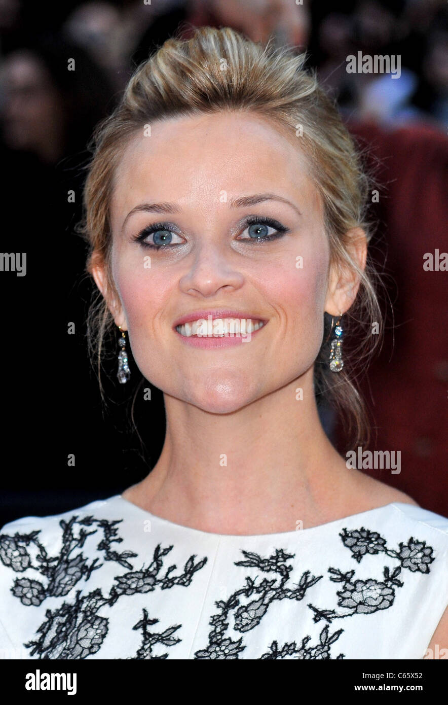 Reese Witherspoon im Ankunftsbereich für WATER FOR ELEPHANTS Premiere, The Ziegfeld Theatre, New York, NY 17. April 2011. Foto von: Gregorio T. Binuya/Everett Collection Stockfoto