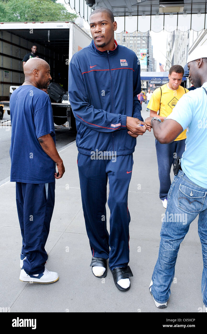 Kevin Durant, verlässt seine Hotel in Midtown Manhattan unterwegs für Promi-Schnappschüsse - Montag, New York, NY 16. August 2010. Foto von: Ray Tamarra/Everett Collection Stockfoto