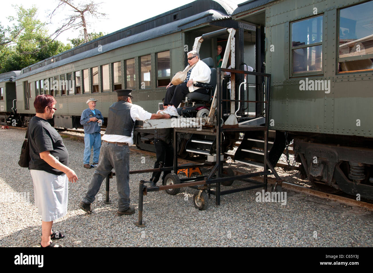 Begleiter helfen Senioren aus Waggon. Stockfoto